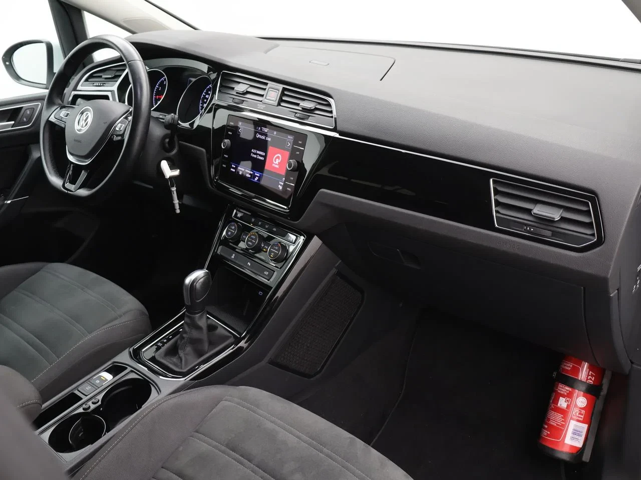 Volkswagen-Touran-image-2