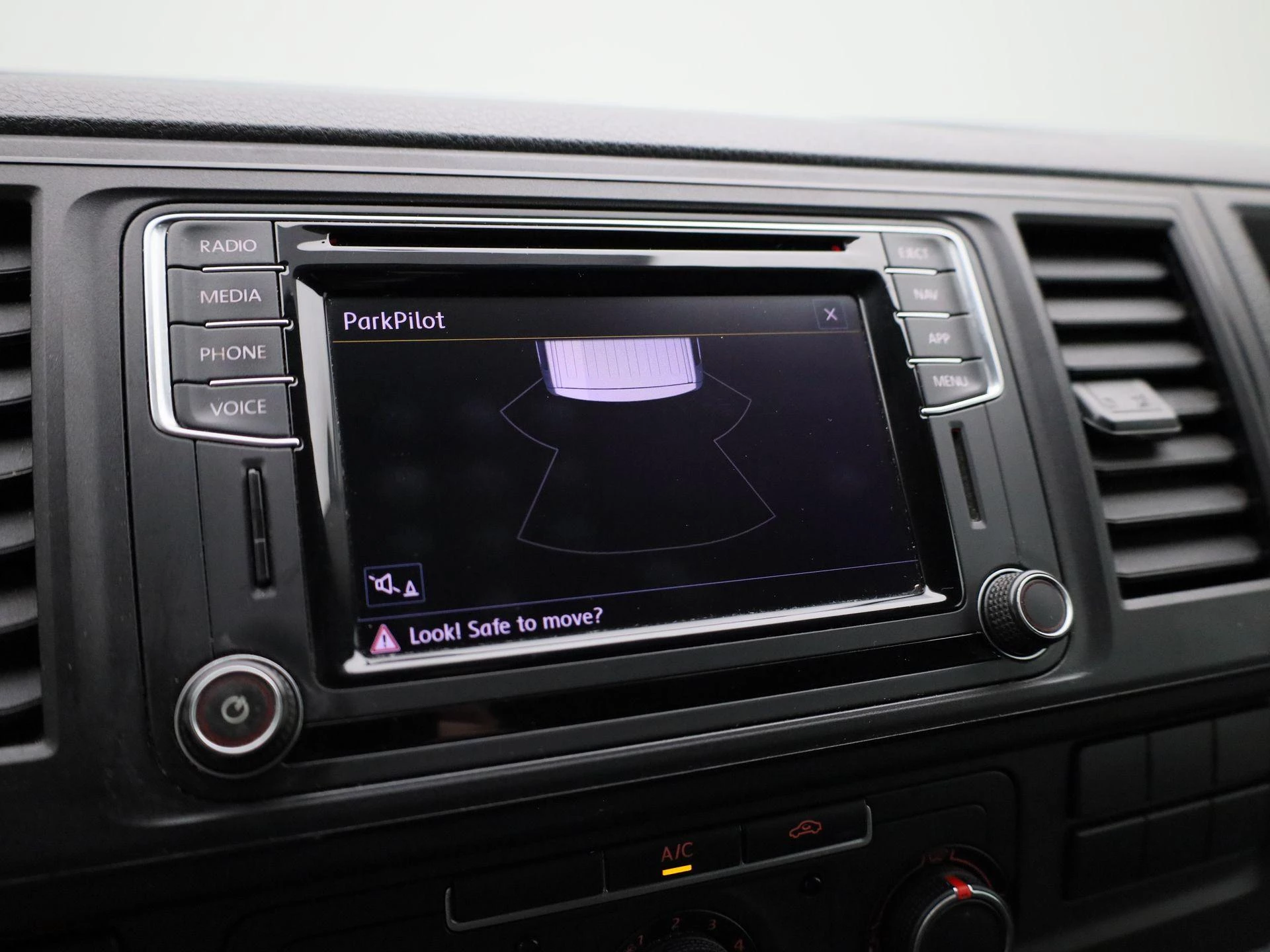 Volkswagen-Transporter-image-19