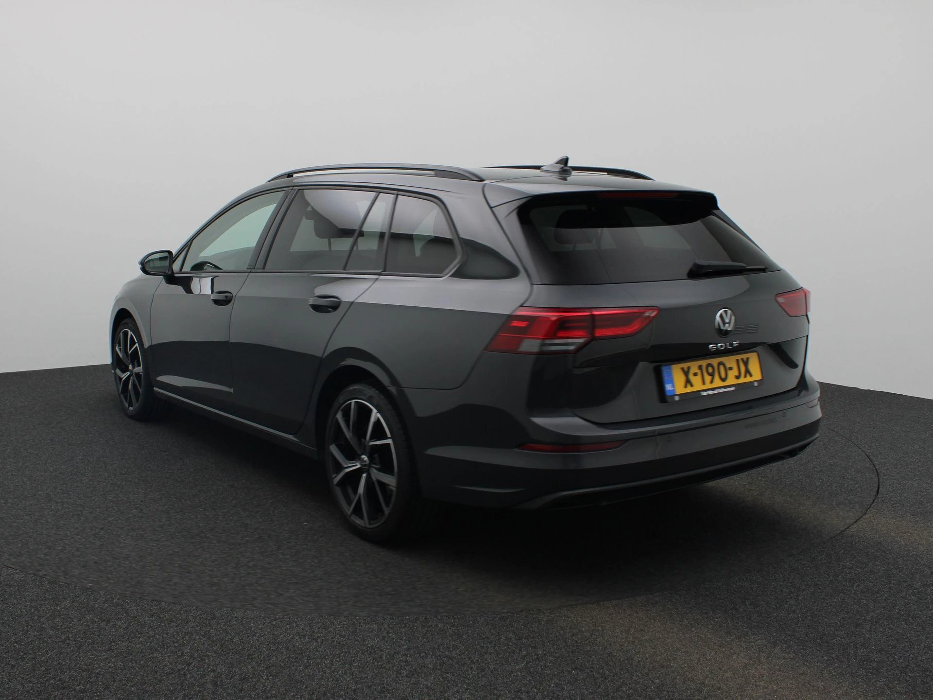 Volkswagen-Golf-image-1