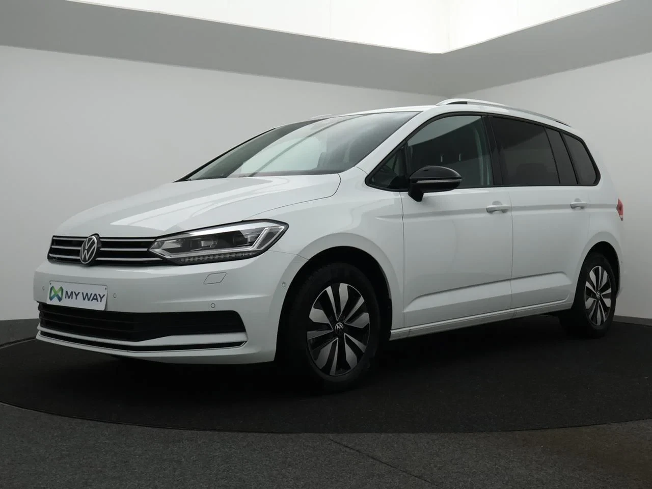 Volkswagen-Touran-image-0