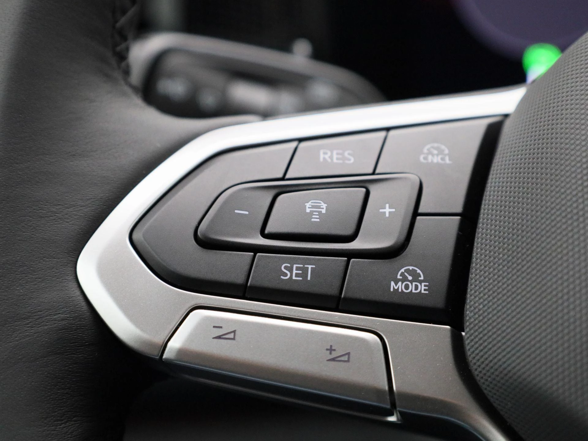 Volkswagen-Tiguan-image-17