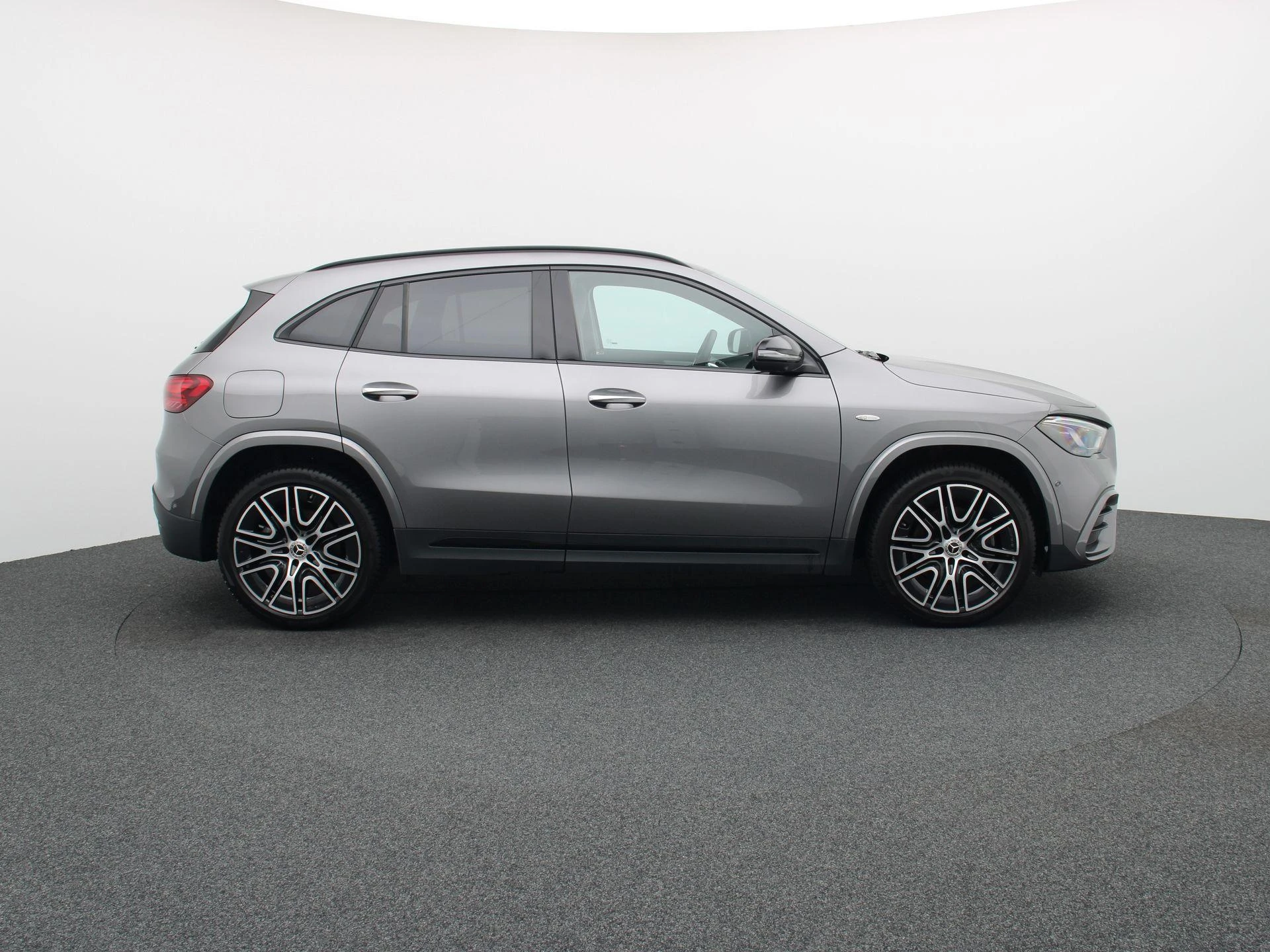 Mercedes-Benz GLA 250 e AMG Line + PREMIUM PLUS PACK + TREKHAAK + PANO + CARPLAY +