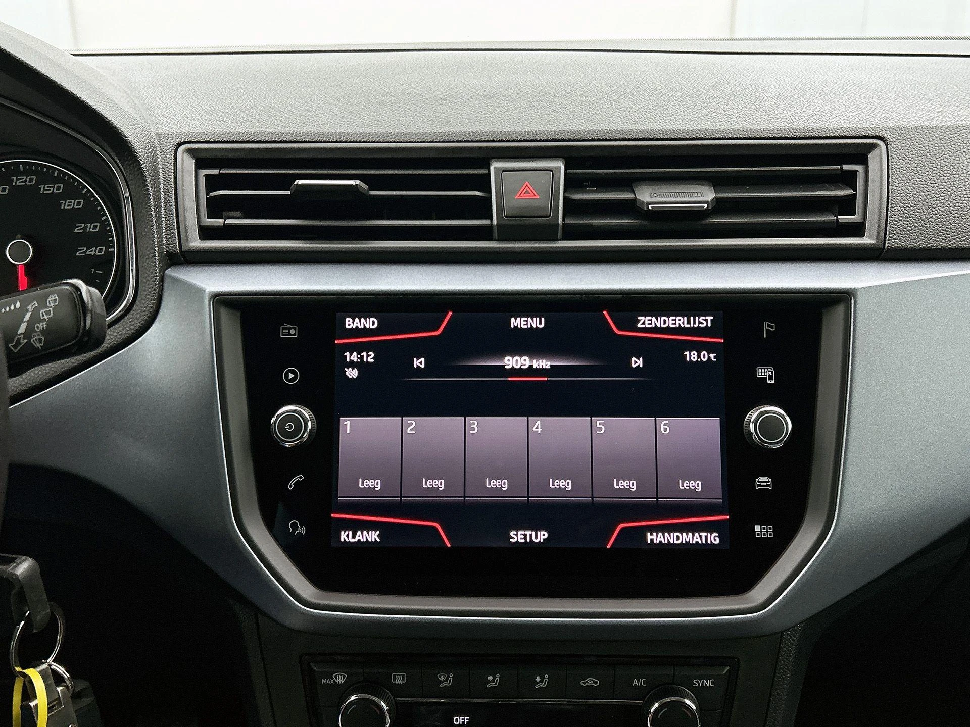 SEAT-Arona-image-6