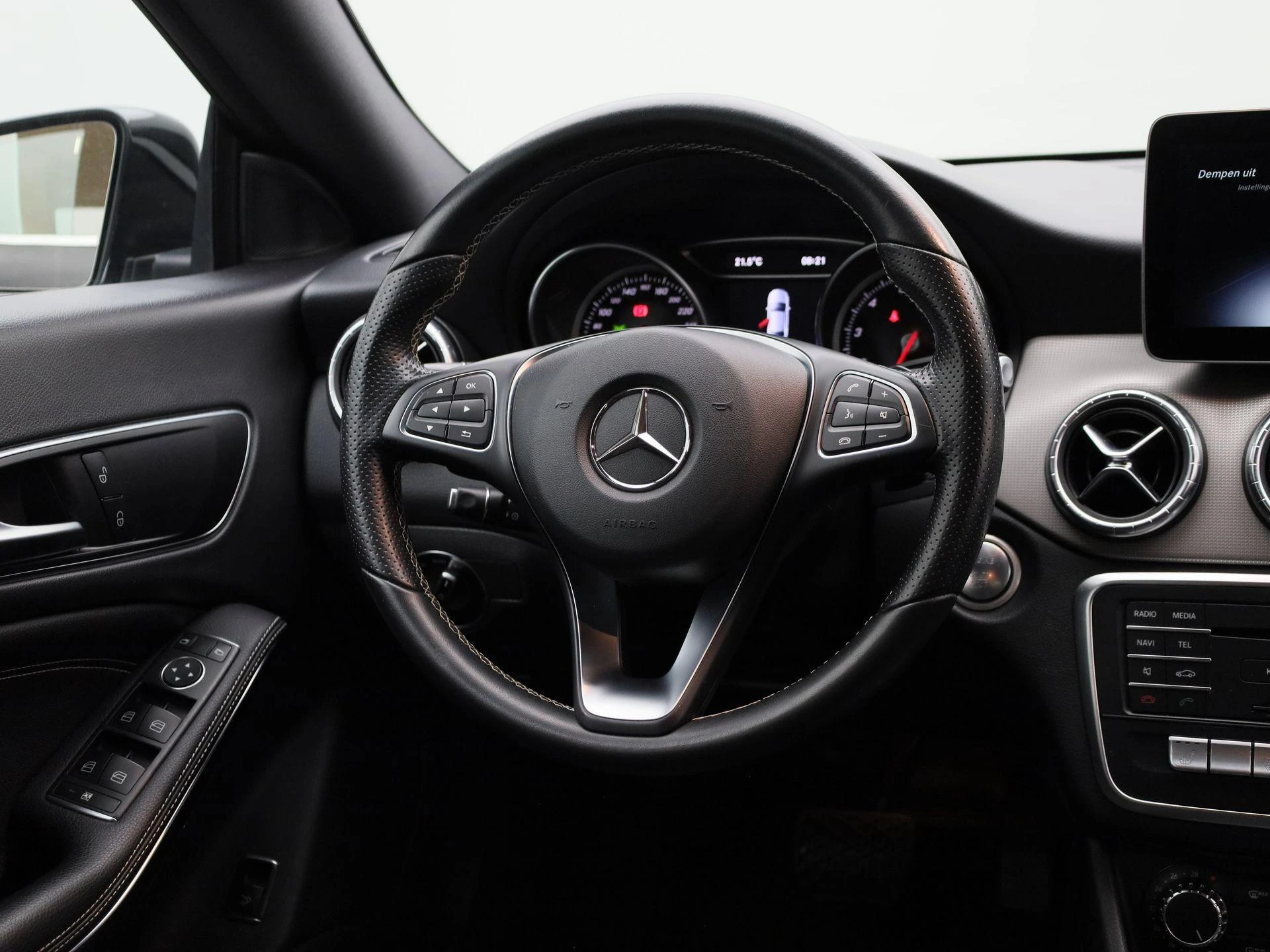 Mercedes-Benz-CLA-image-9