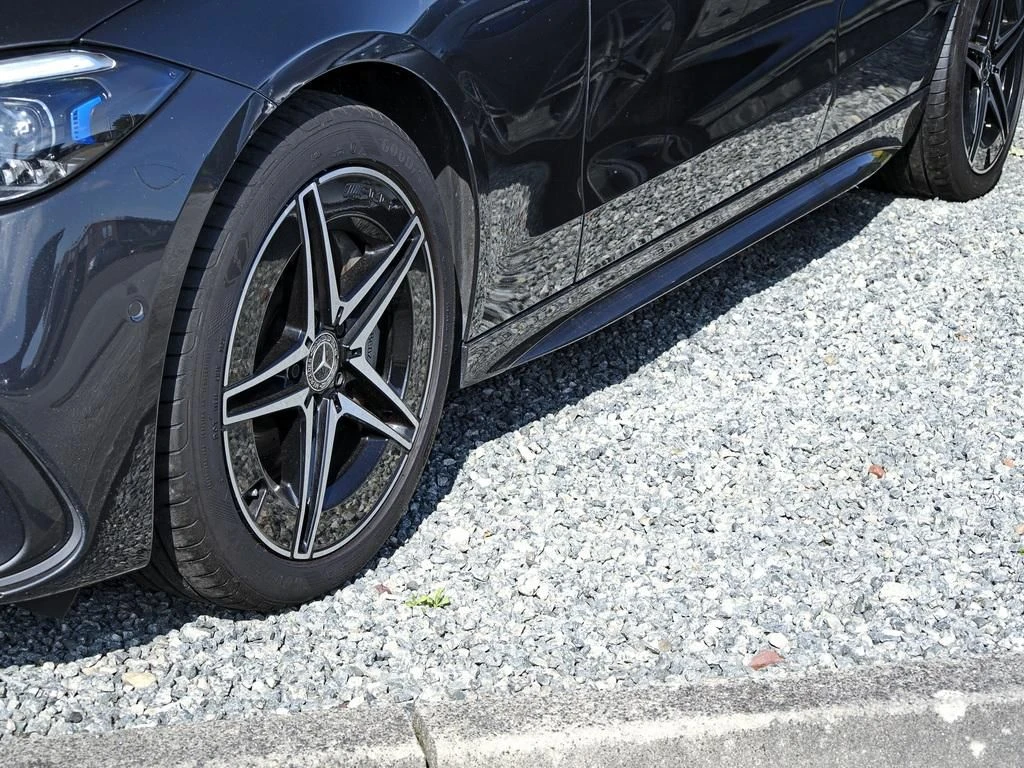 Mercedes-Benz-C-Klasse 300-image-5