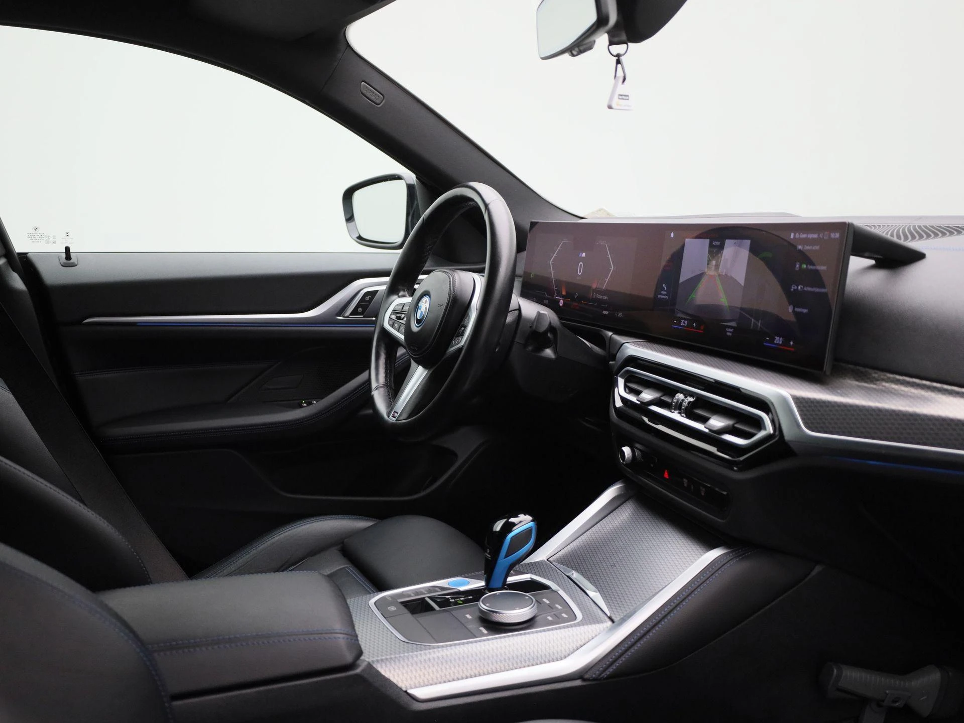 BMW-i4-image-37