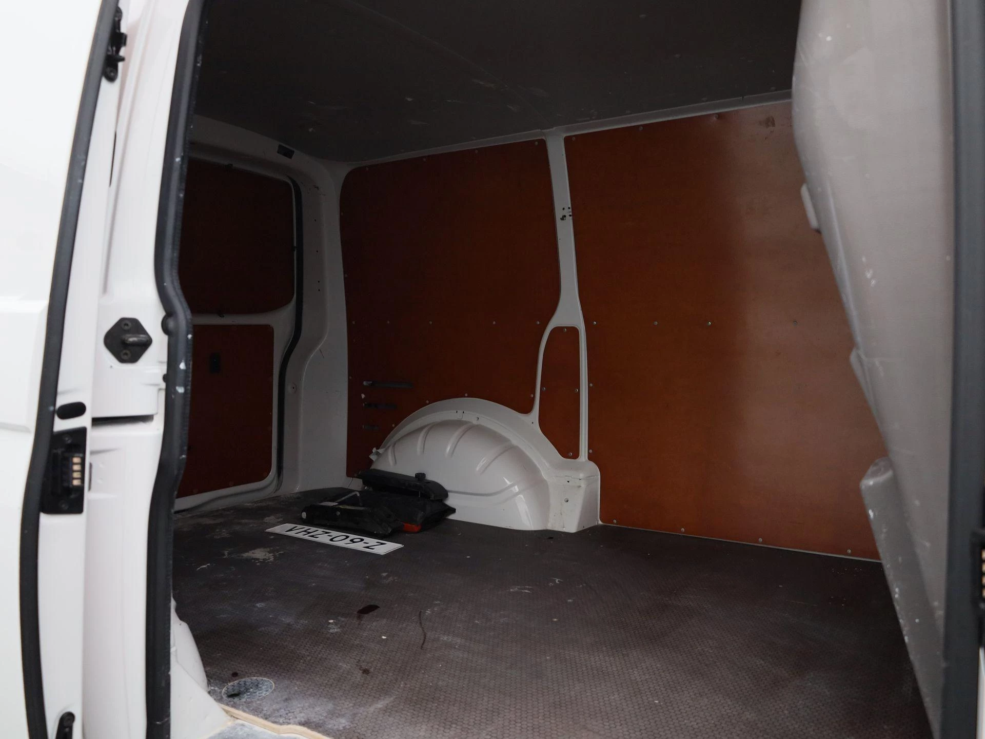 Volkswagen-Transporter-image-12