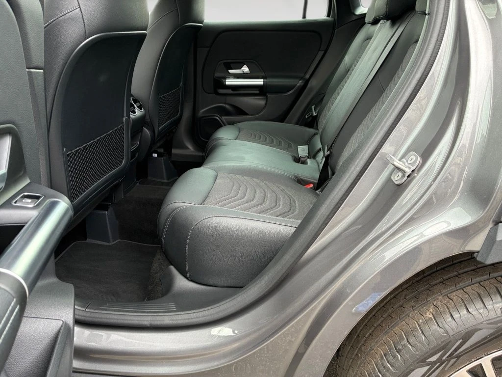 Mercedes-Benz-GLA 200 d-image-9