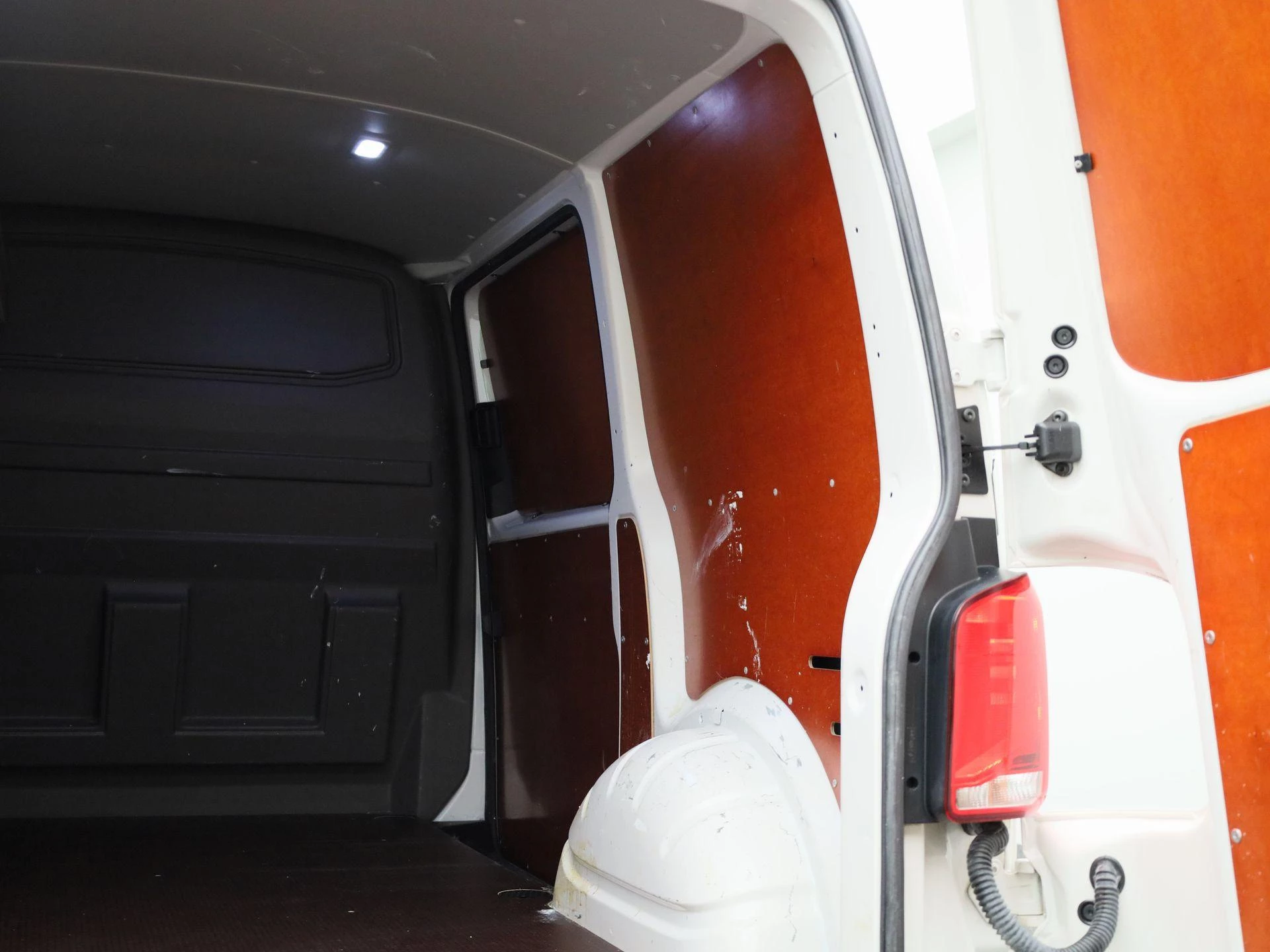Volkswagen-Transporter-image-14