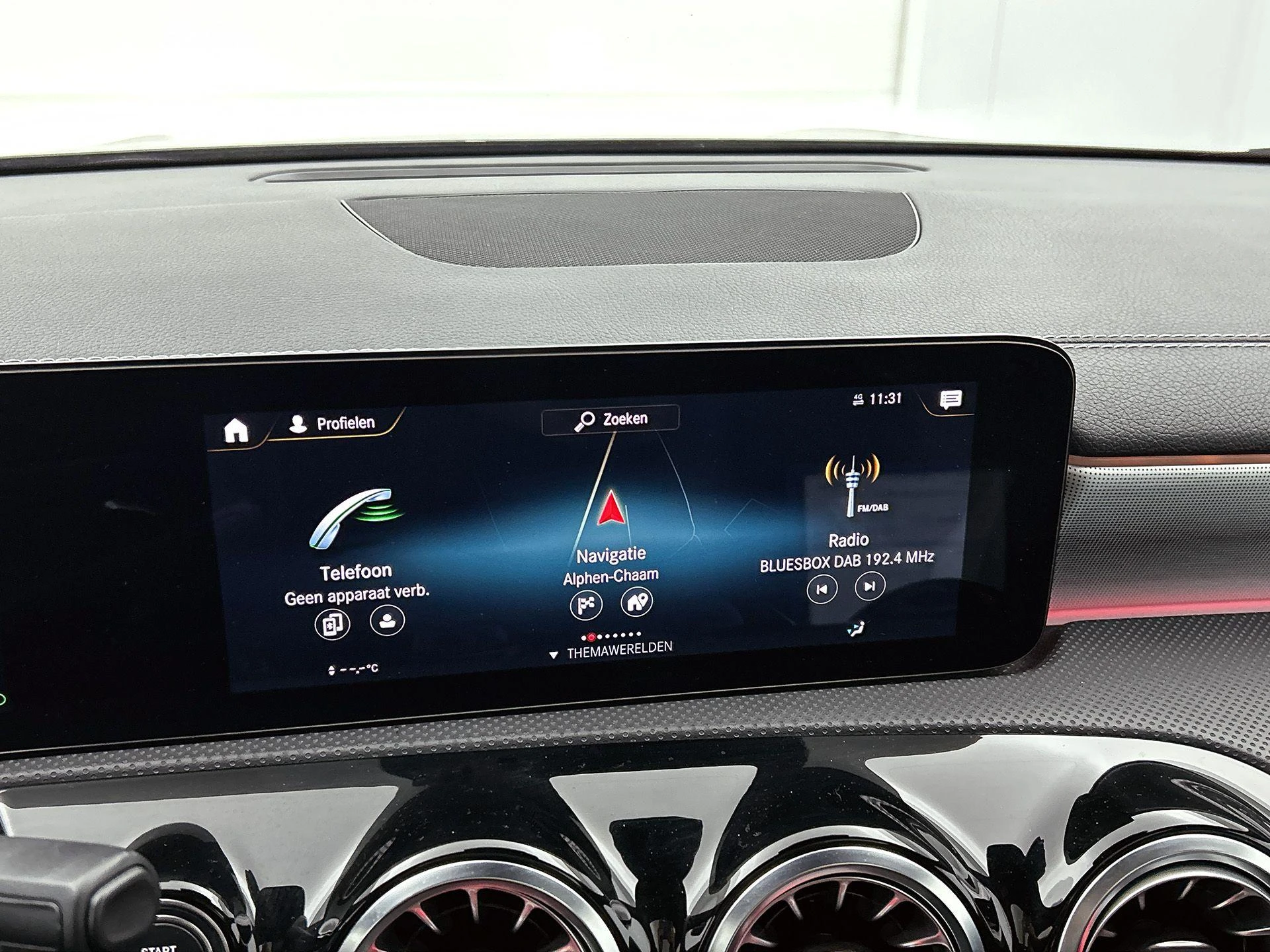 Mercedes-Benz-CLA-image-25