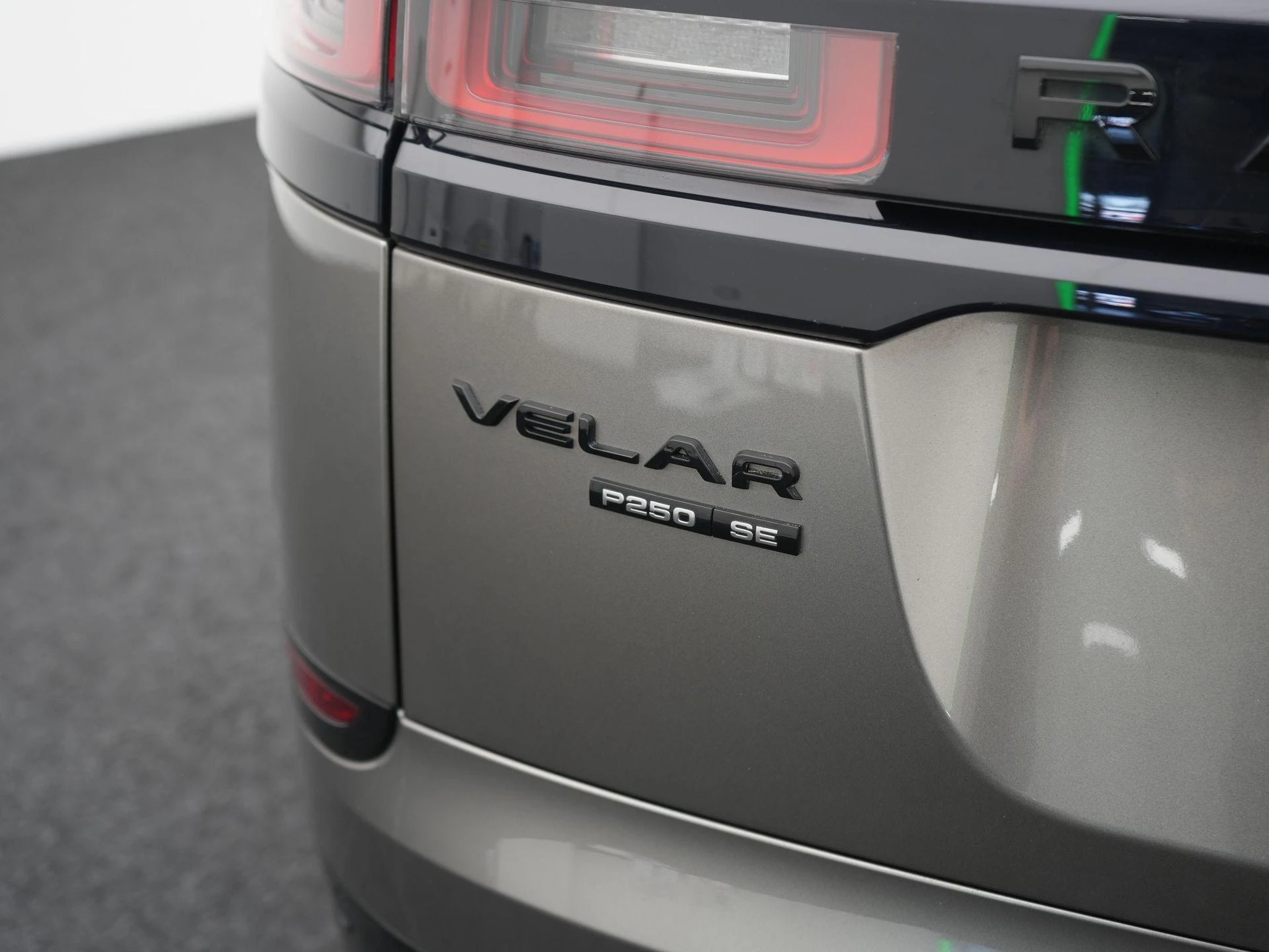 Land Rover-Range Rover Velar-image-44
