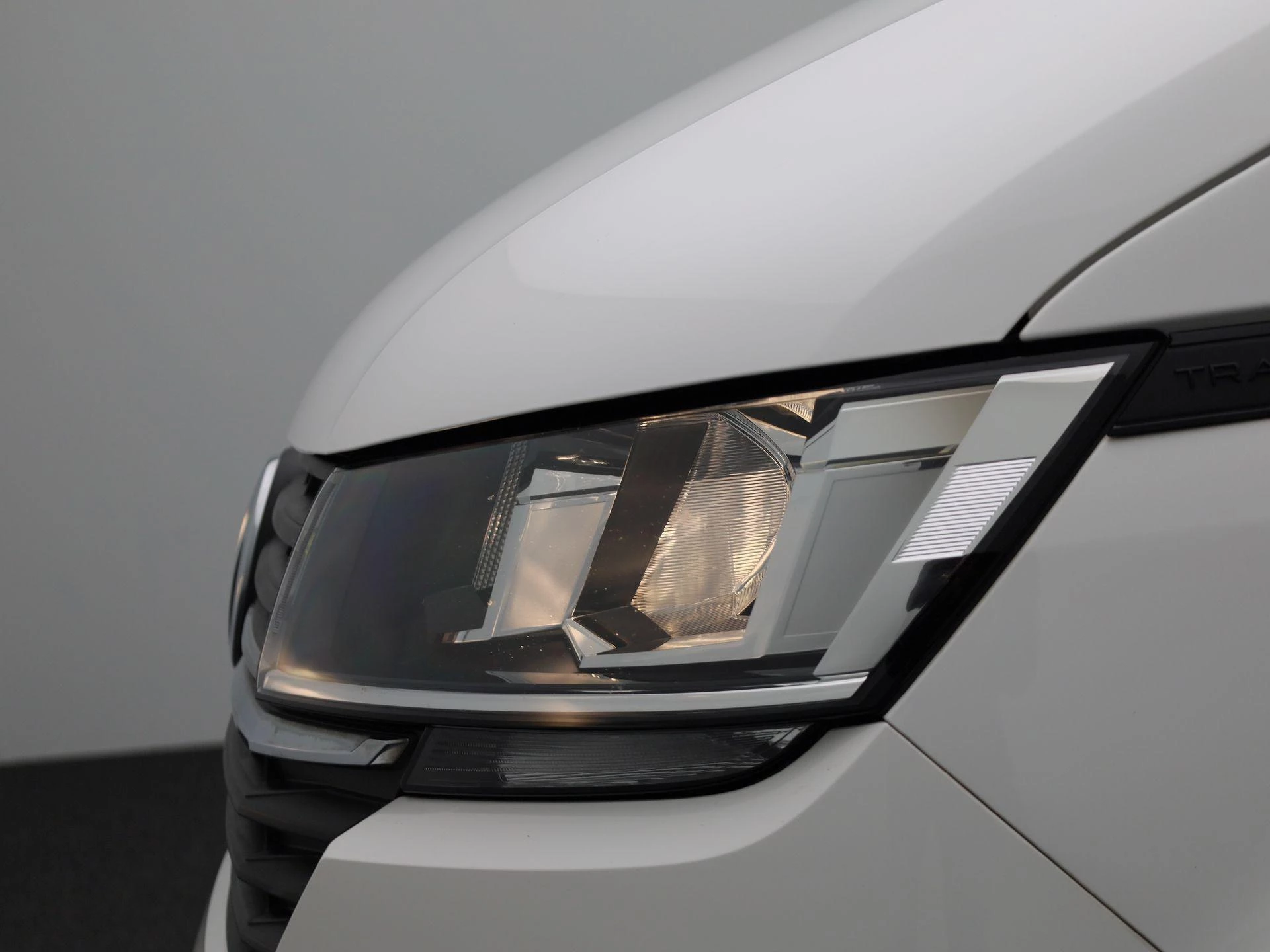 Volkswagen-Transporter-image-19