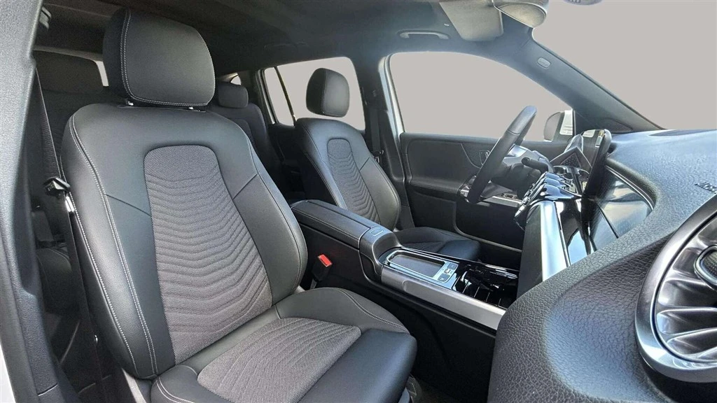 Mercedes-Benz-EQB-image-18