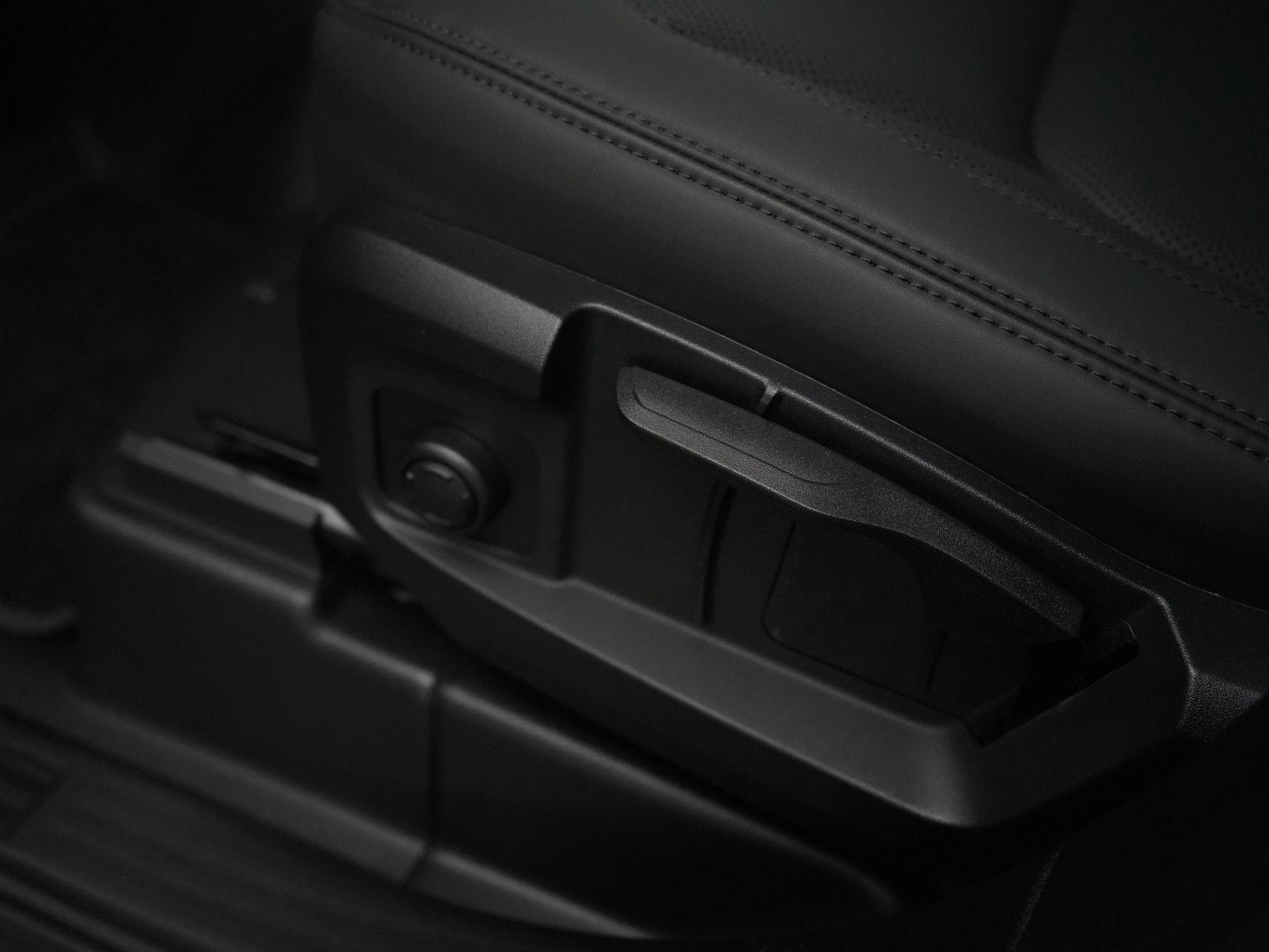 Land Rover-Defender-image-34