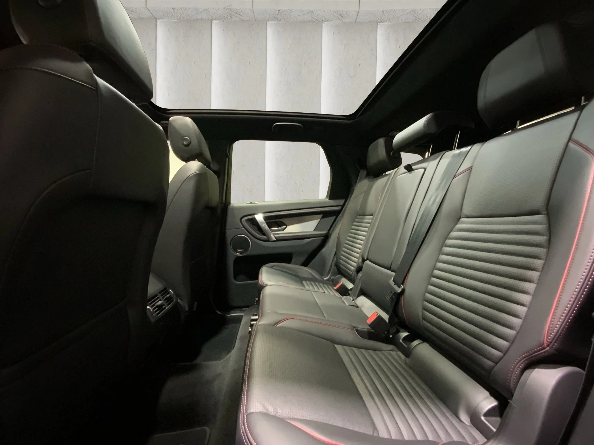 Land Rover Discovery Sport R-DYNAMIC SE D165 AWD Automatik Geländewagen. 120 kW. 5-türig