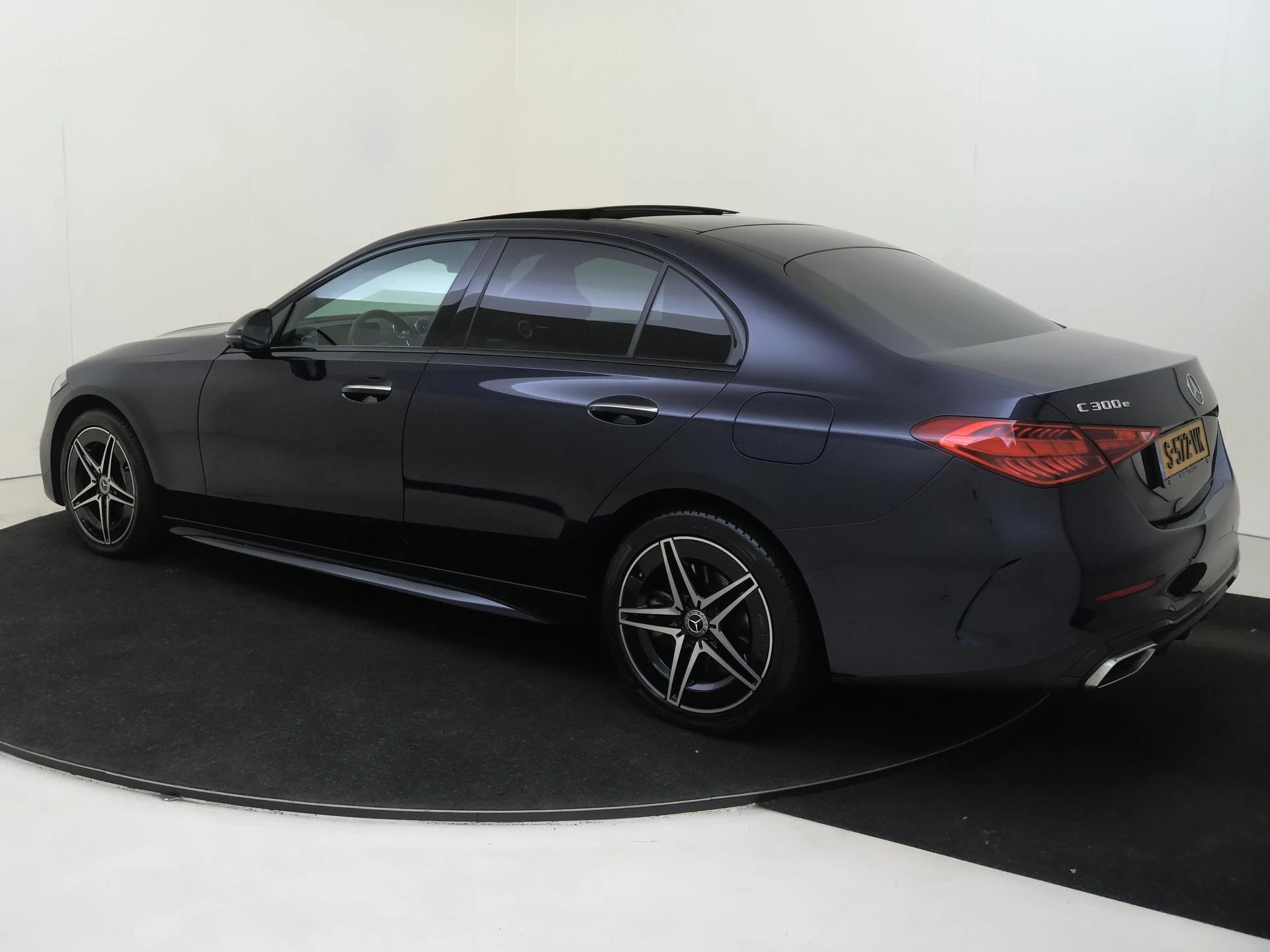 Mercedes-Benz-C-Klasse-image-2