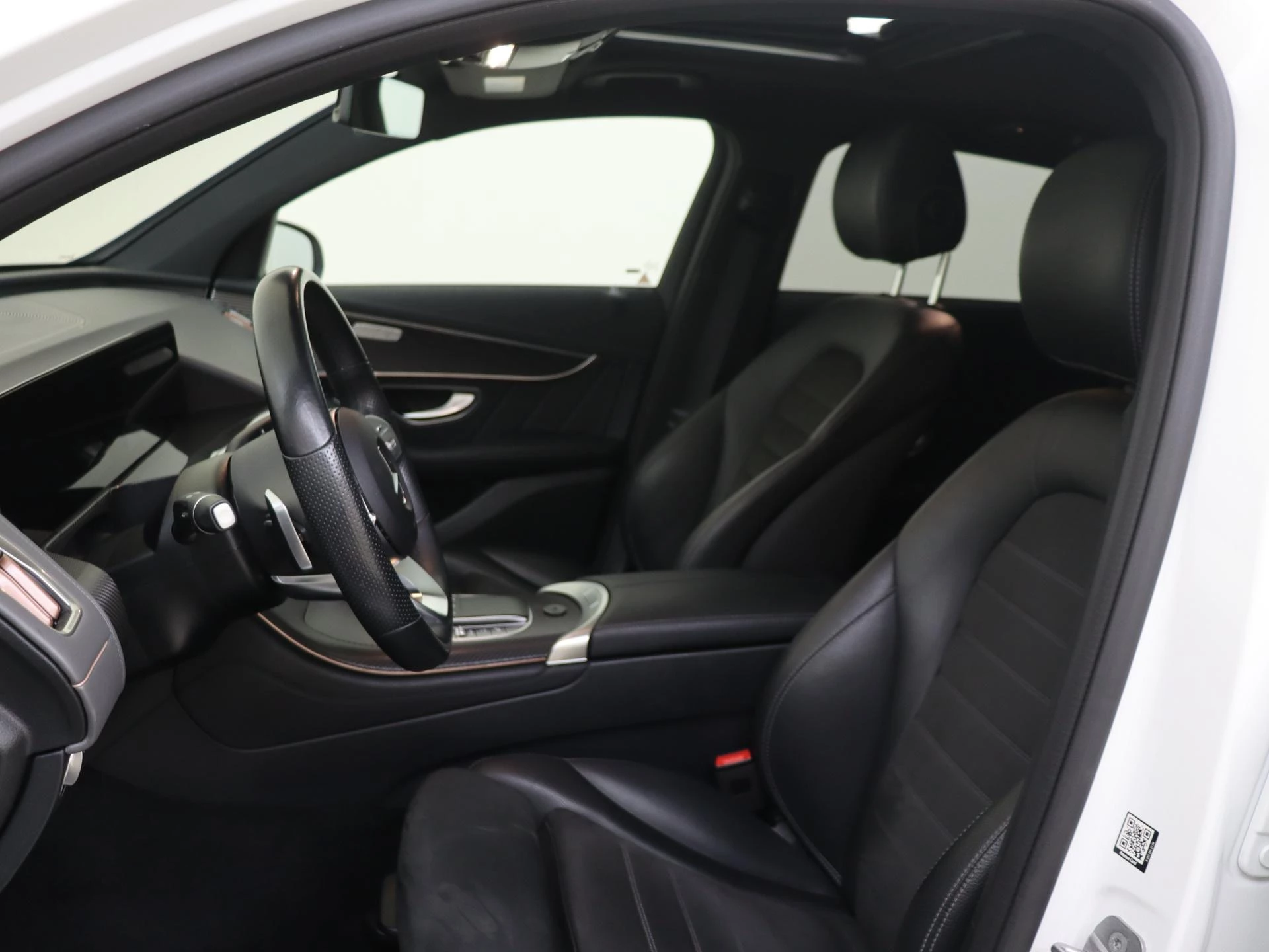 Mercedes-Benz-EQC-image-9