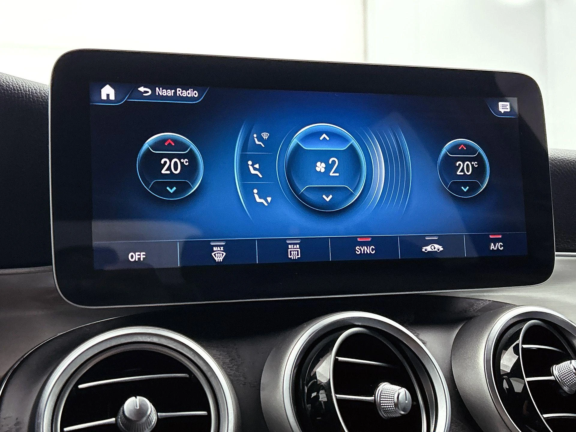 Mercedes-Benz-GLC-image-15