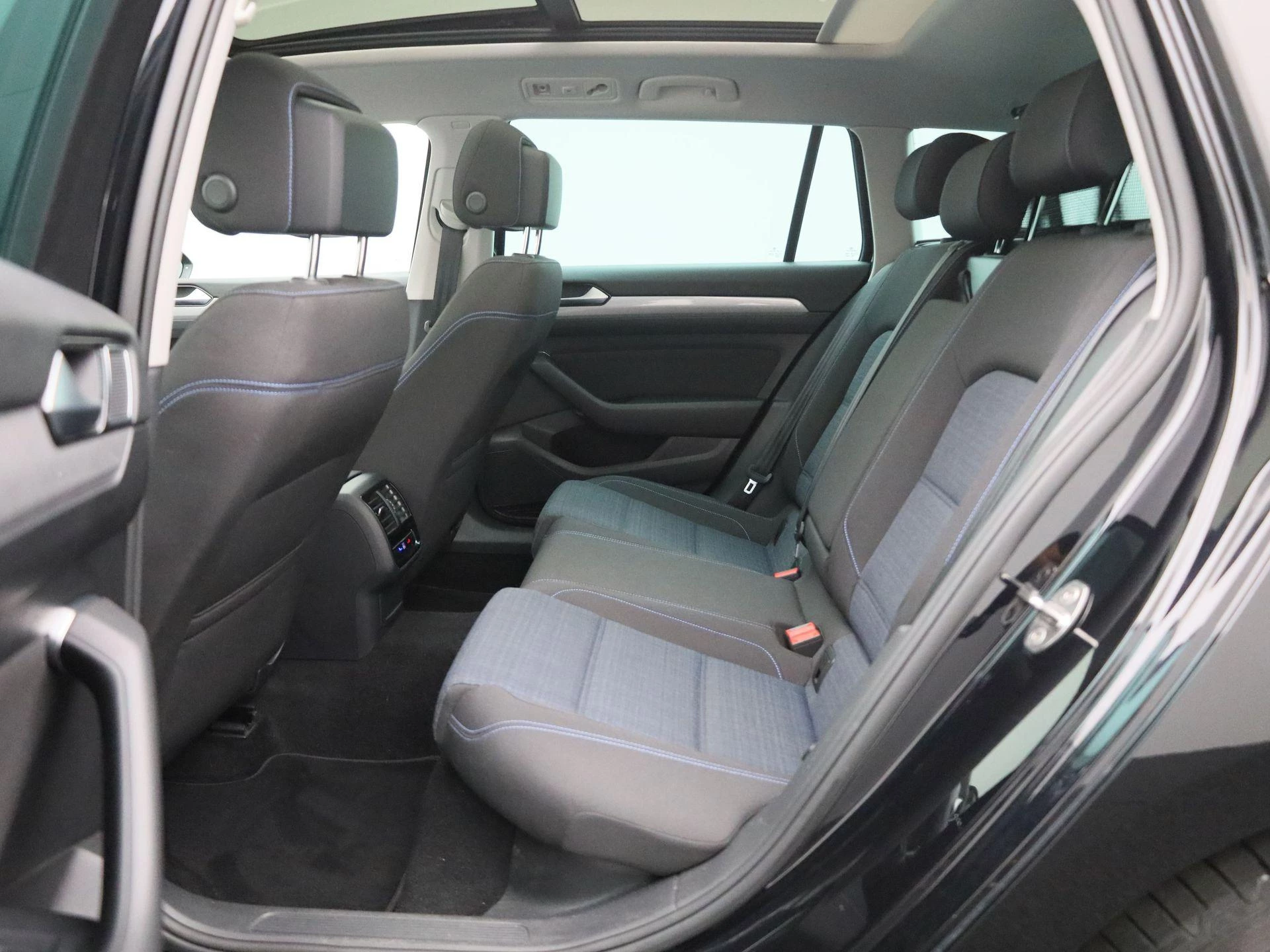 Volkswagen-Passat-image-11