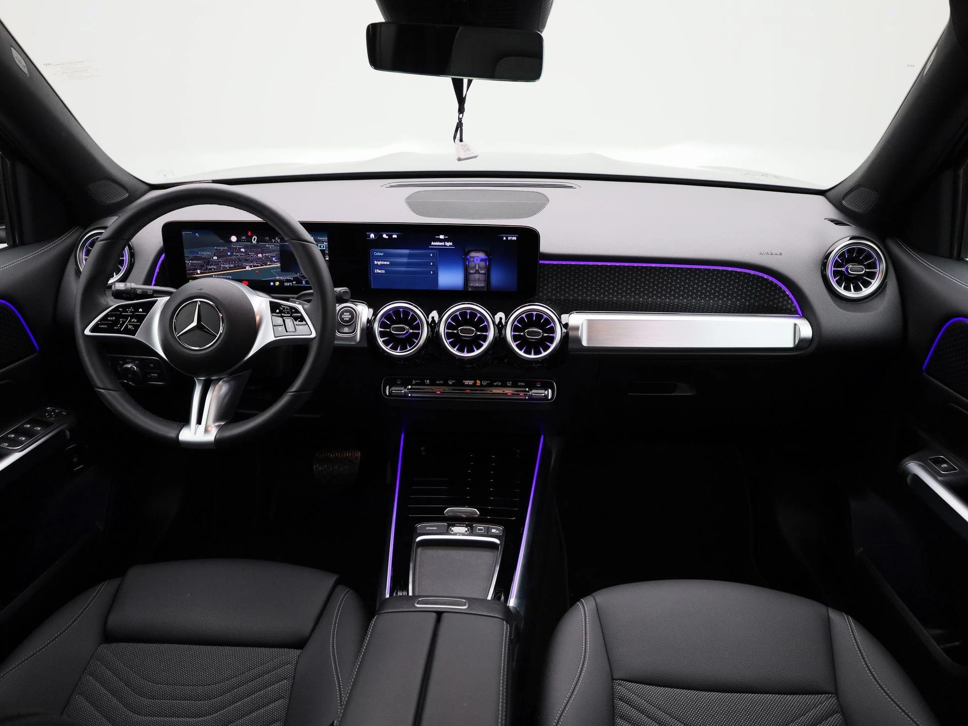 Mercedes-Benz-GLB-image-42