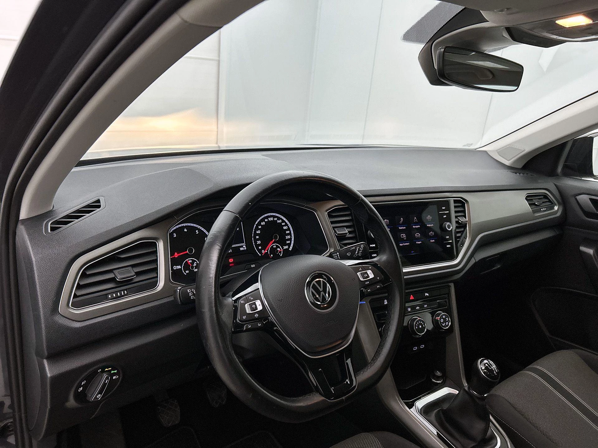 Volkswagen-T-Roc-image-16