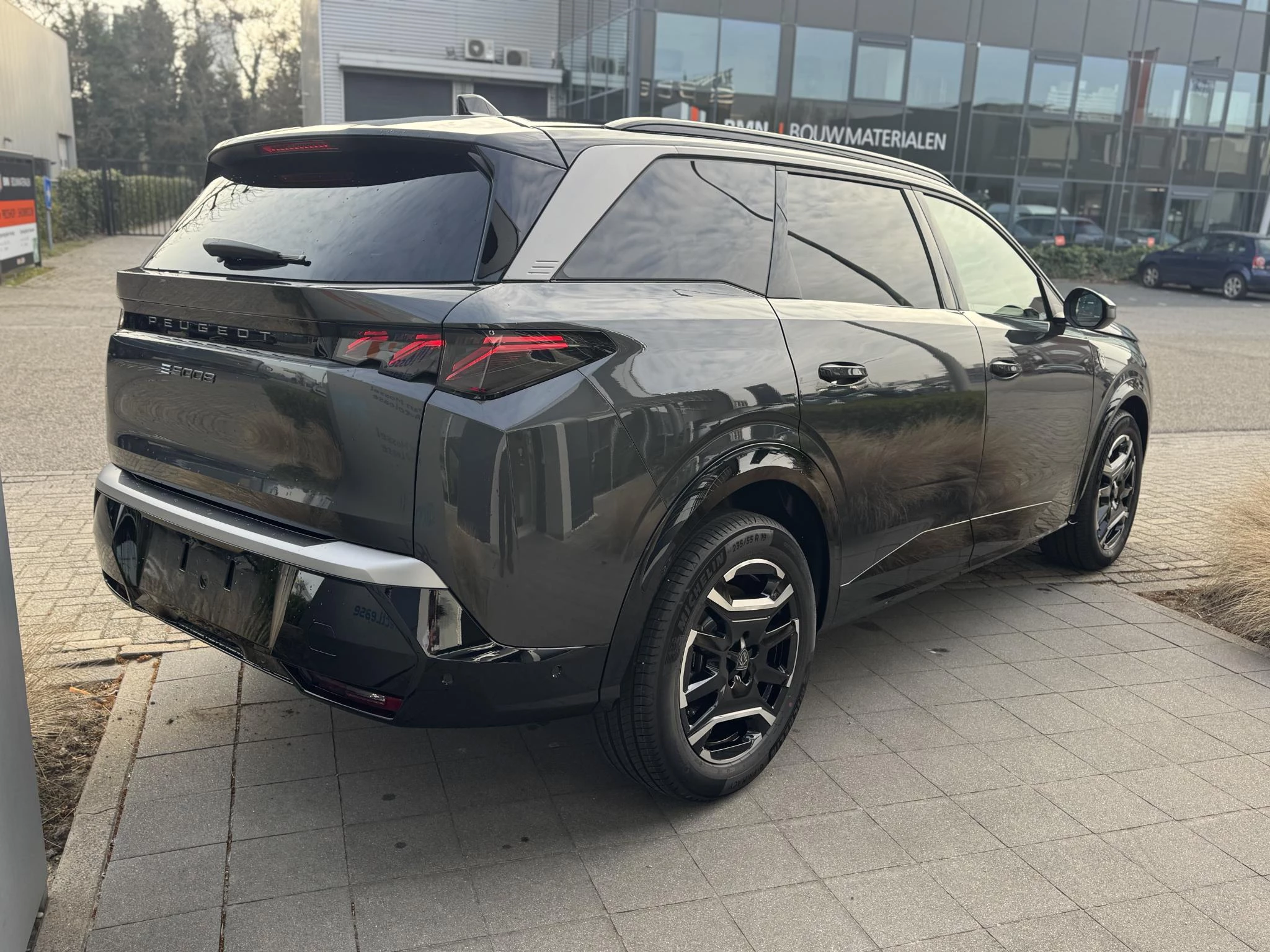 Peugeot-e-5008-image-4