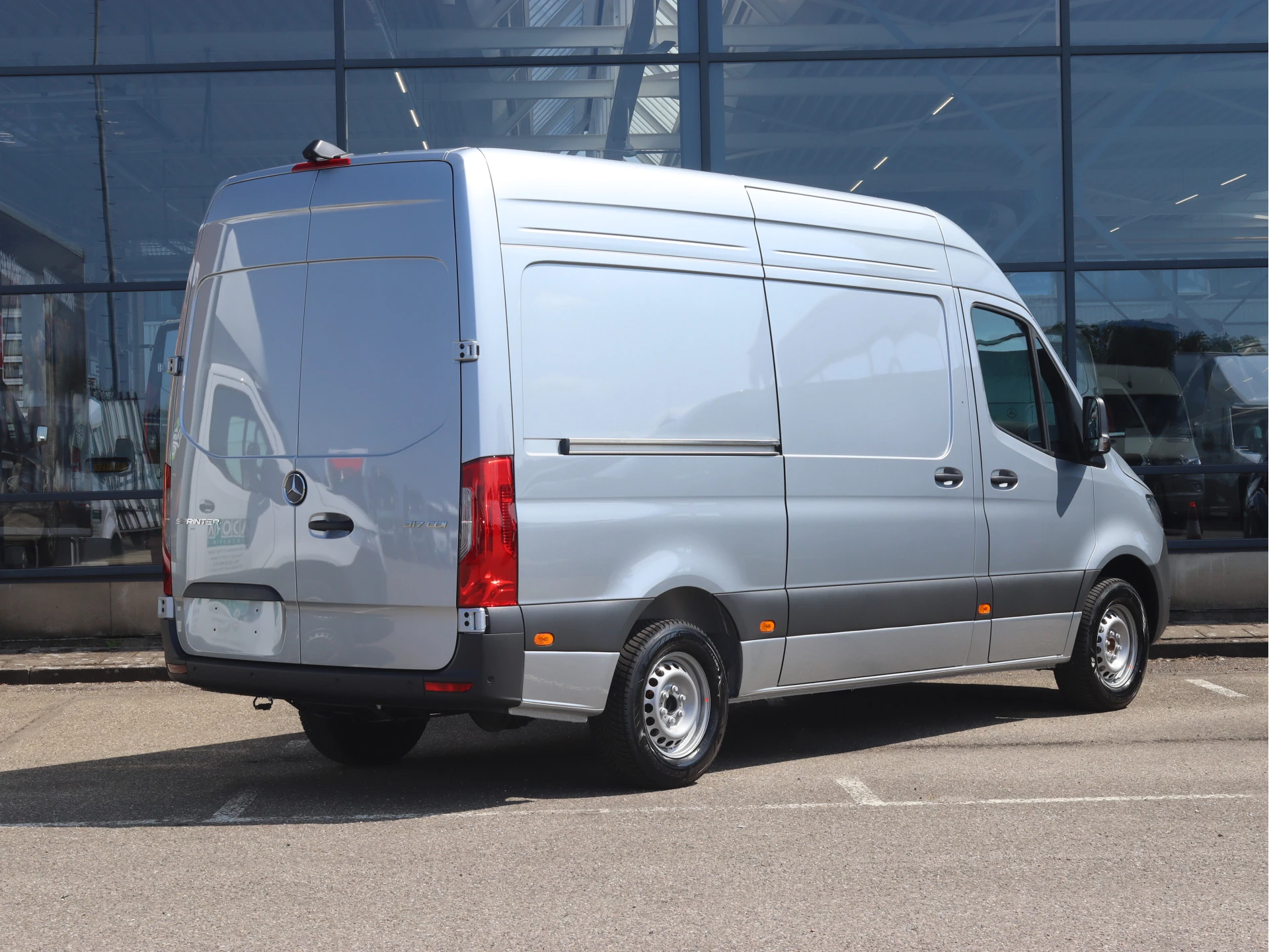 Mercedes-Benz-Sprinter-image-1
