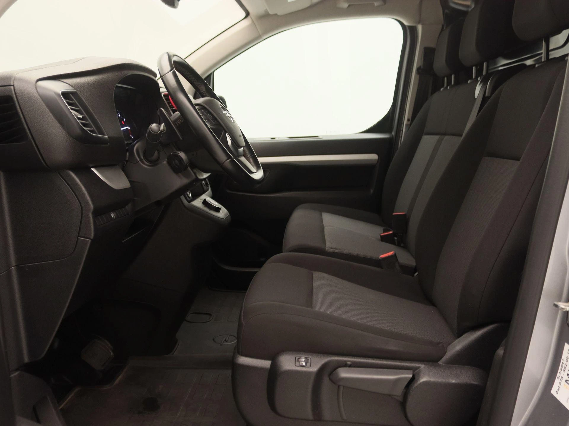 Opel-Vivaro-image-10