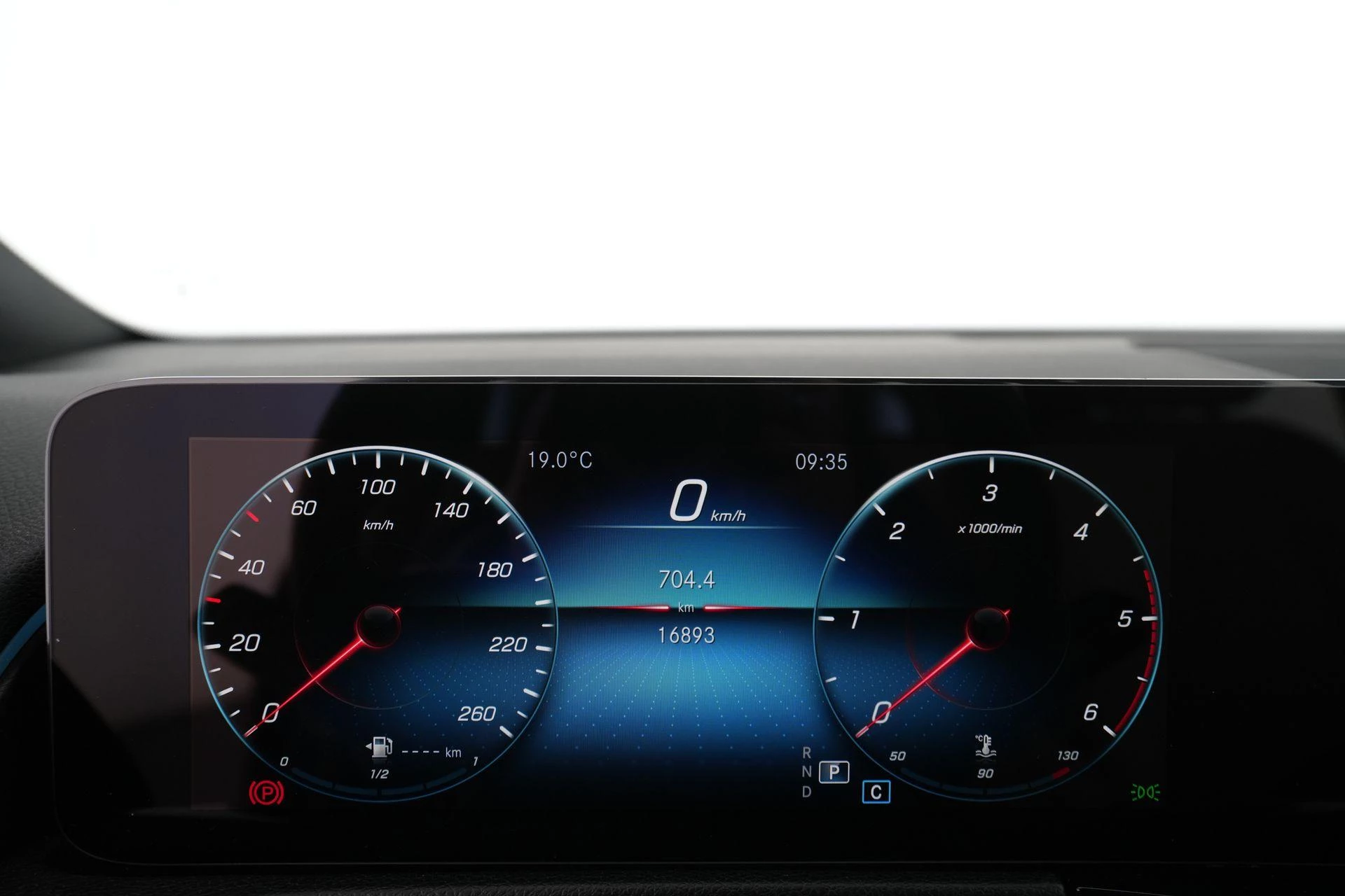 Mercedes-Benz-GLB-image-13