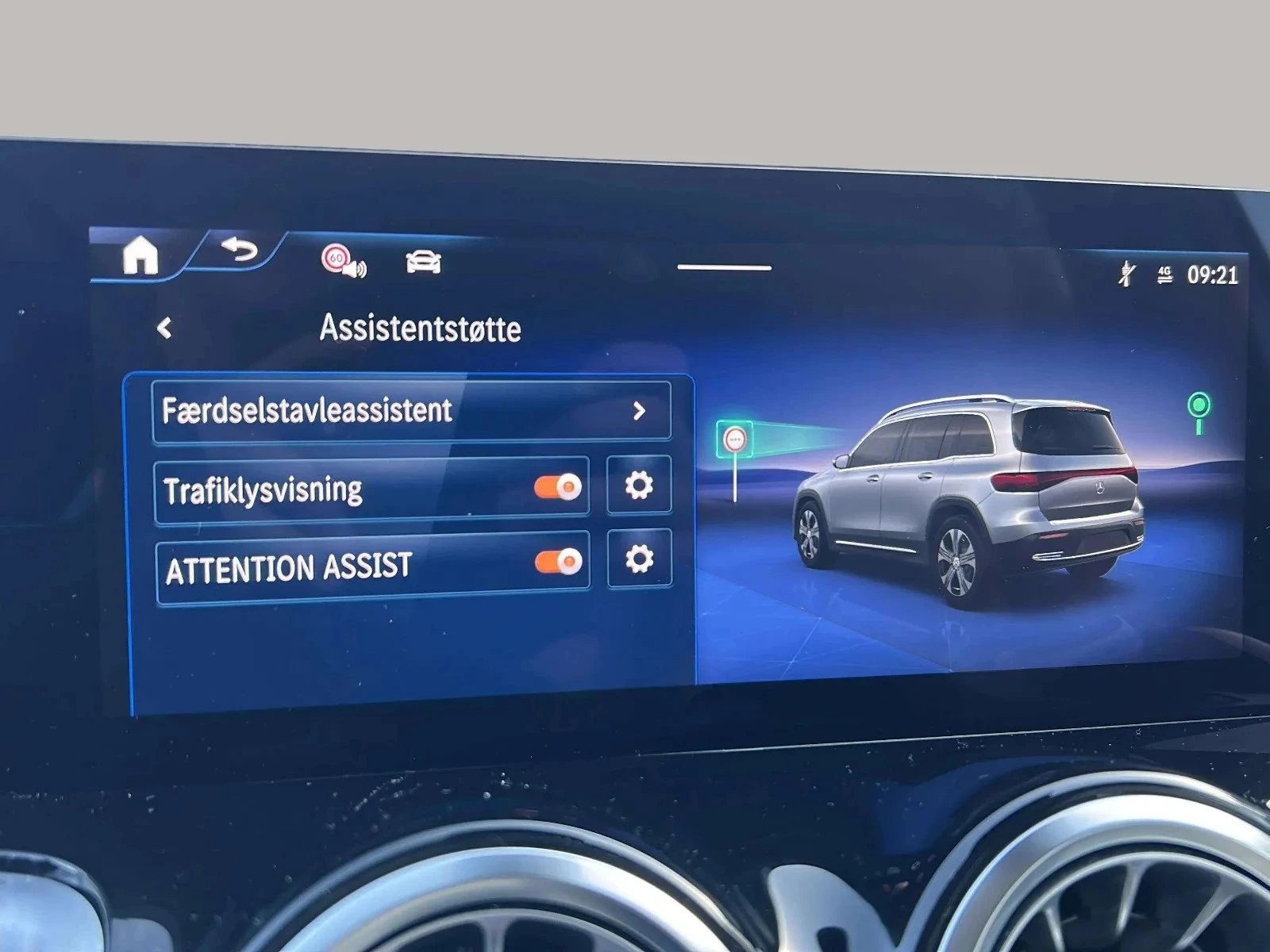 Mercedes-Benz-EQB-image-15