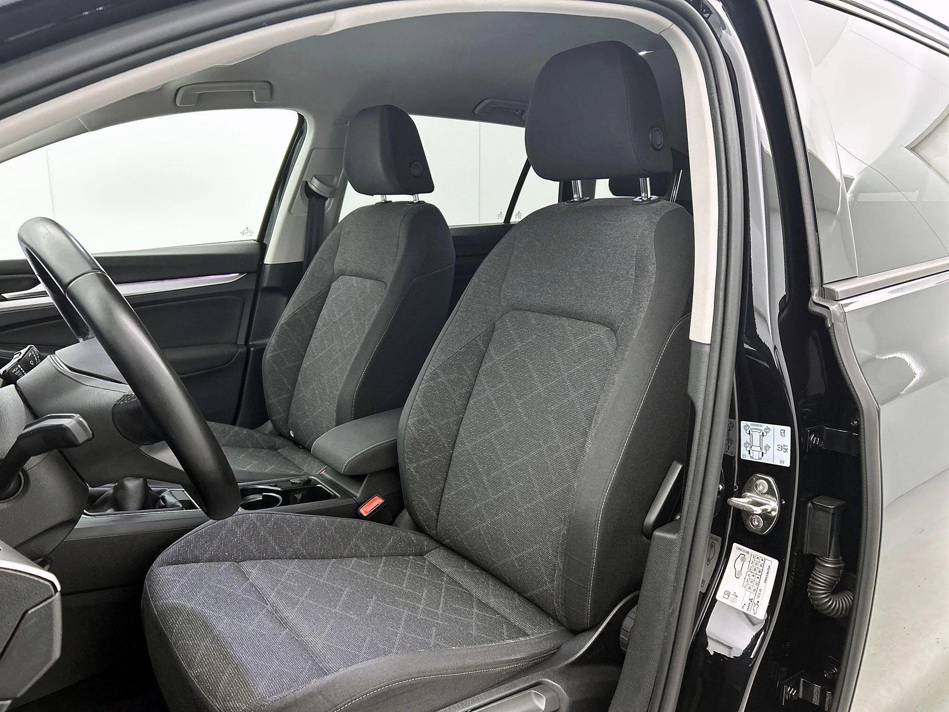 Volkswagen-Golf-image-28