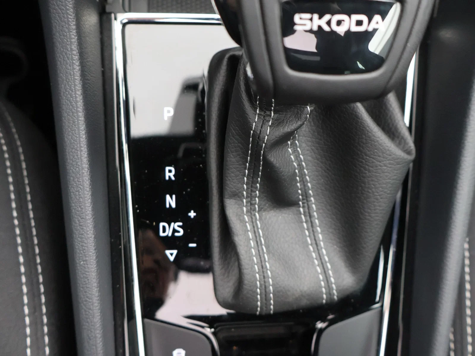 Škoda Karoq Karoq 1.5TSI Sportline *AUTOMAAT*PANODAK*LEDER*SPORTZETELS*CAMERA*VIRTUAL COCKPIT*ACC*PDC*APP-CONNEC