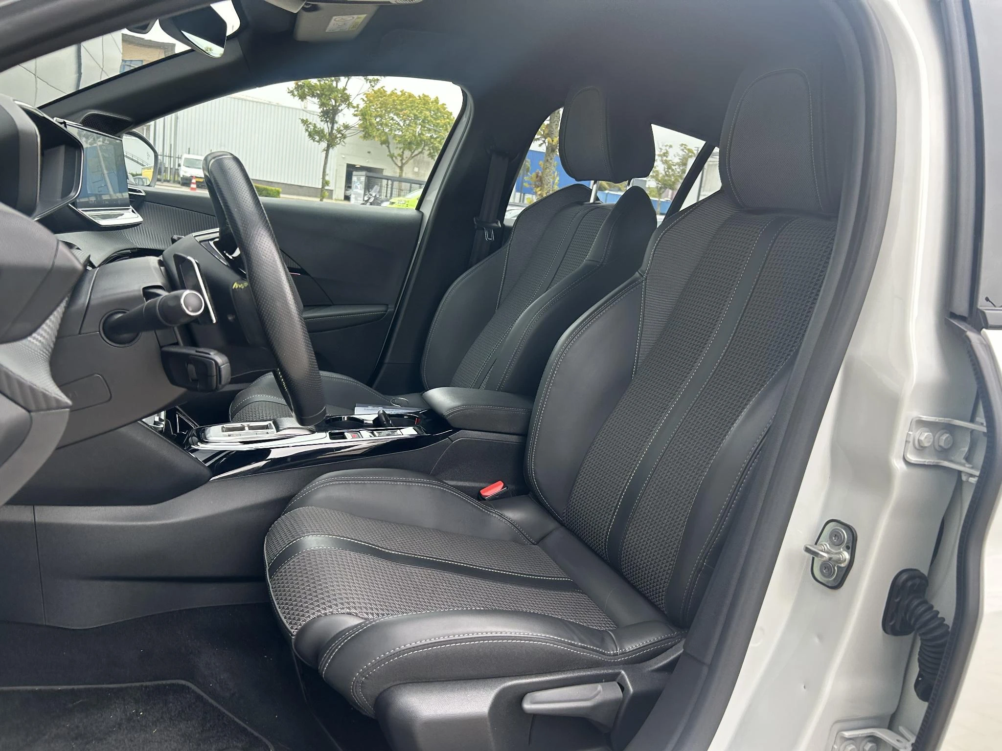 Peugeot-208-image-19