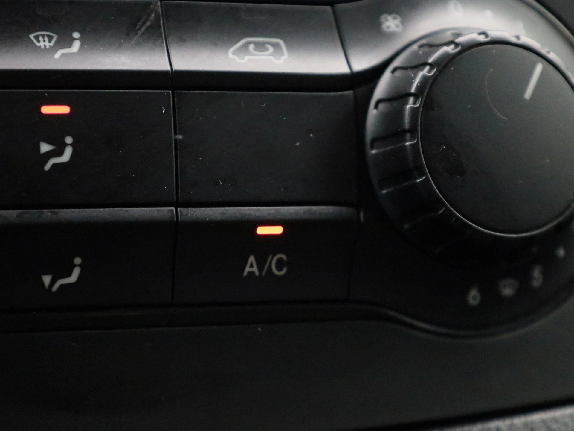 Mercedes-Benz-Vito-image-21