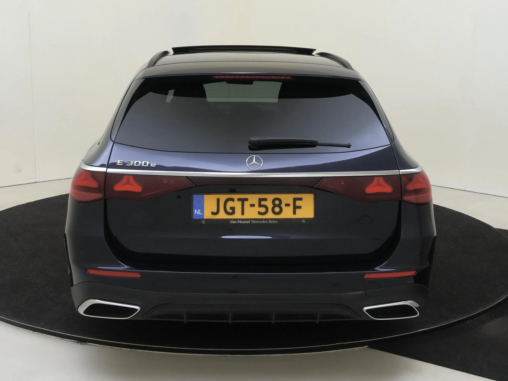 Mercedes-Benz-E-Klasse-image-6