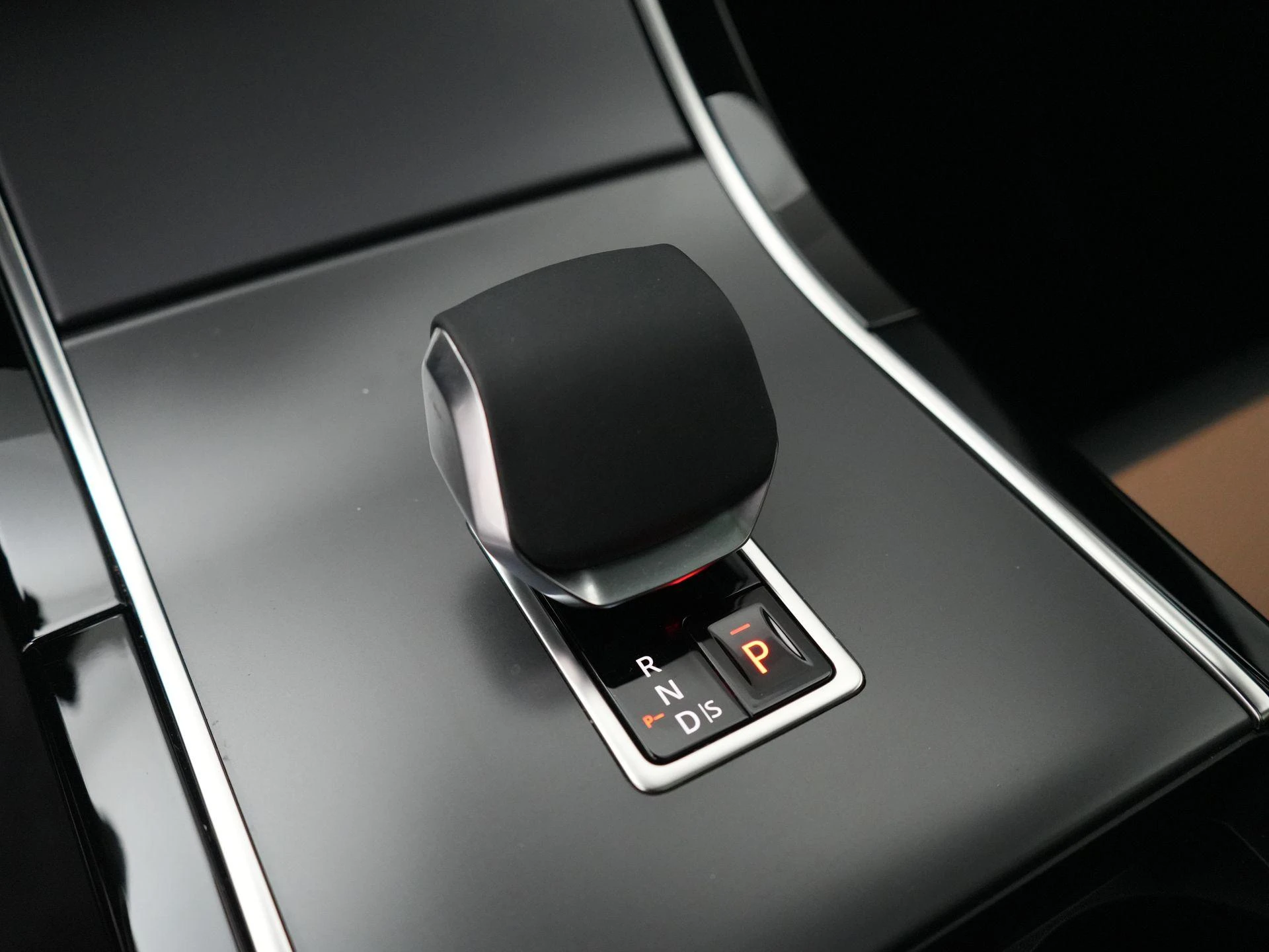 Land Rover-Range Rover Velar-image-18