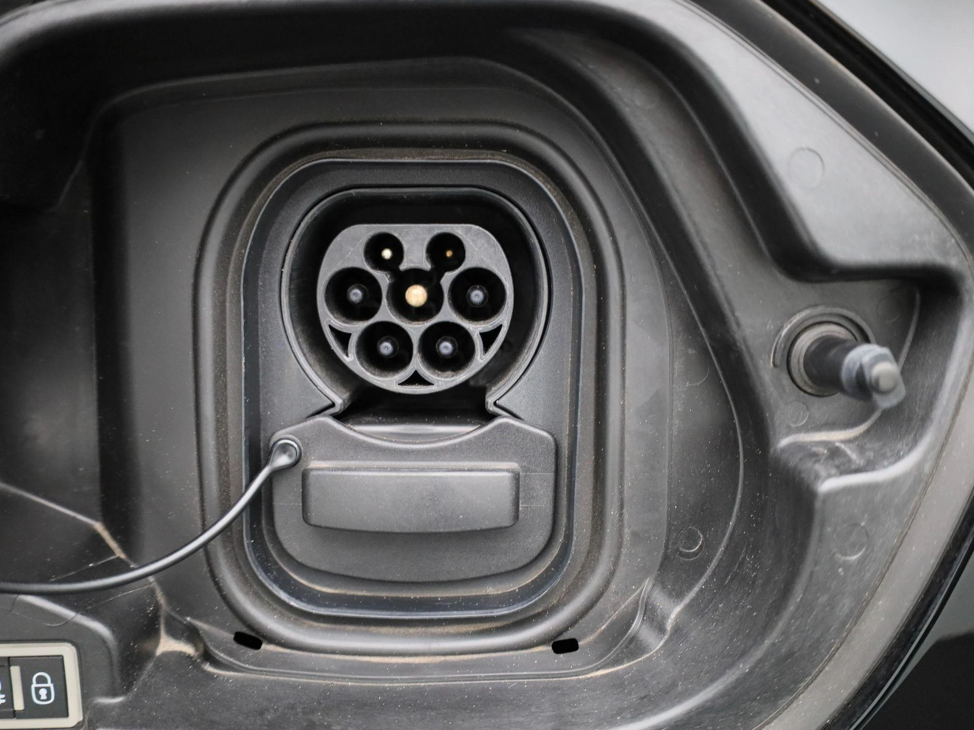 Peugeot-e-208-image-12