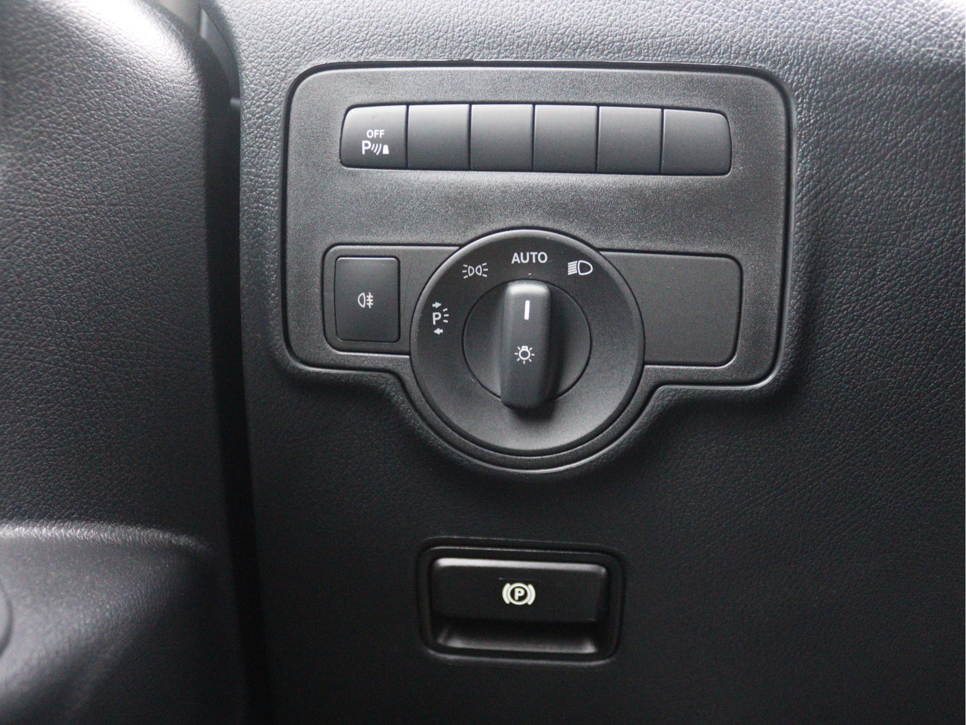 Mercedes-Benz-Vito-image-12