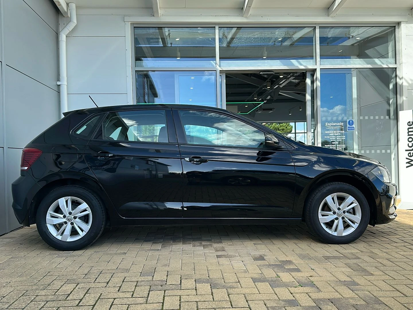 Volkswagen-Polo-image-9