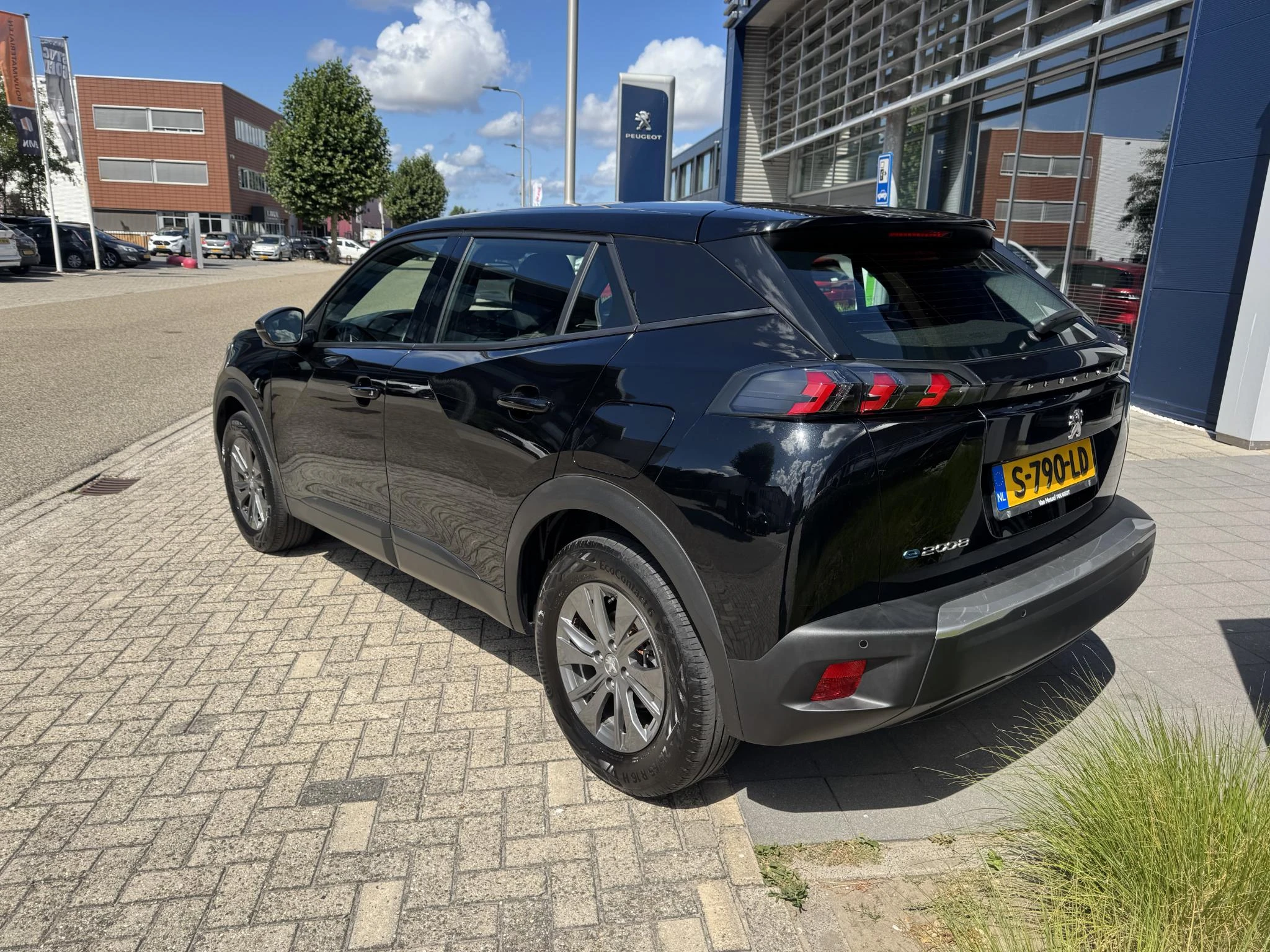 Peugeot-e-2008-image-3