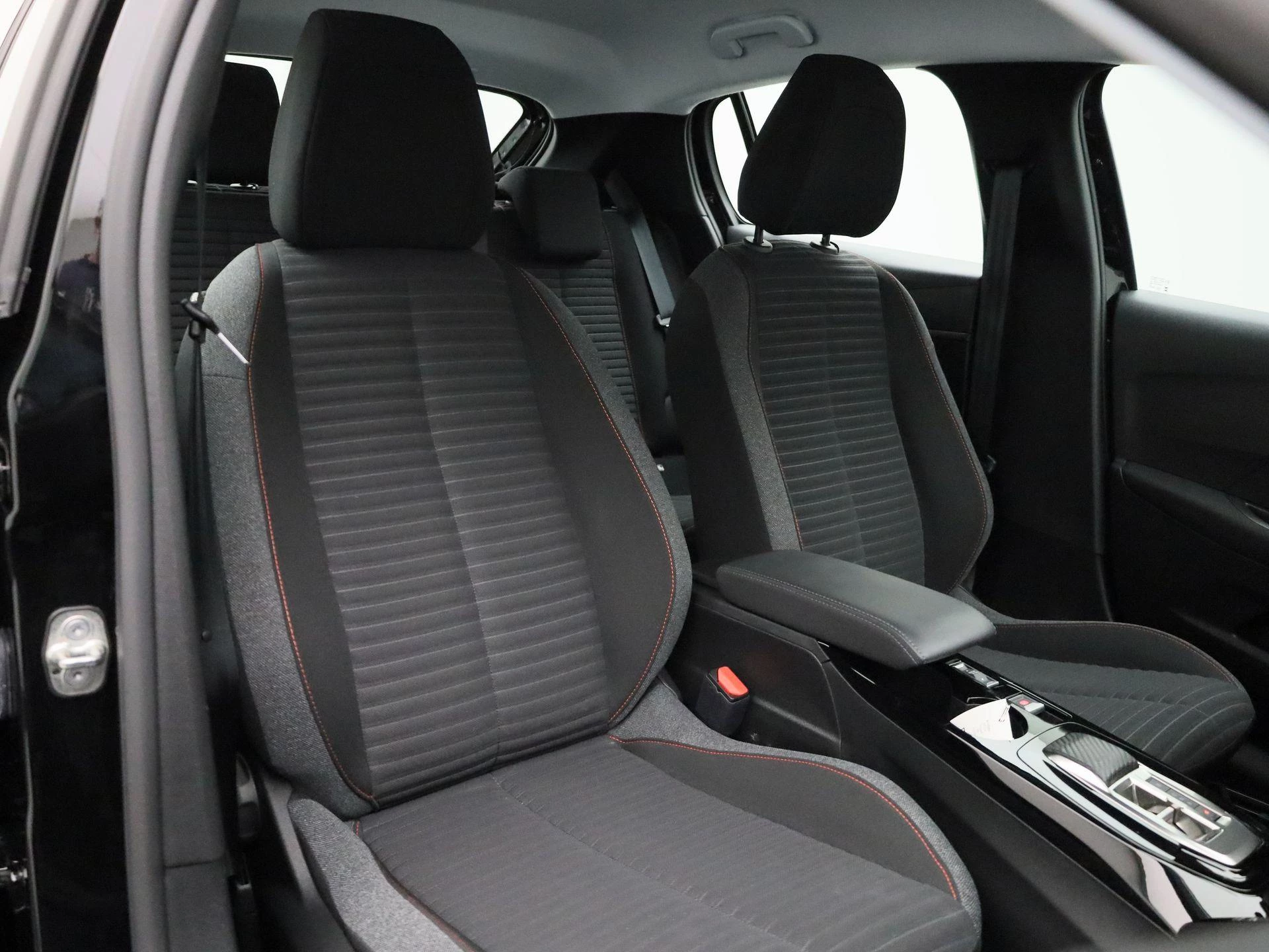 Peugeot-e-208-image-31