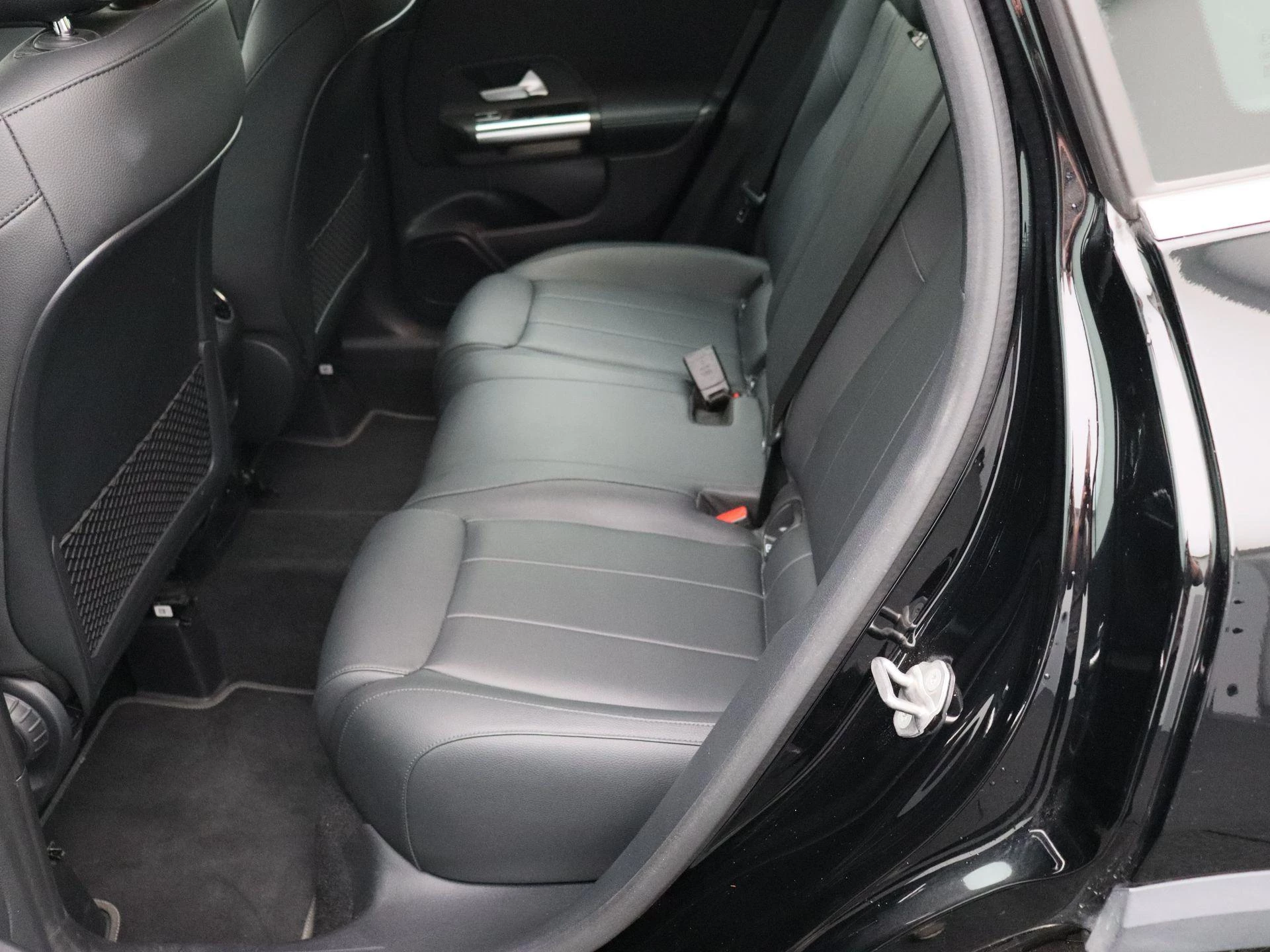 Mercedes-Benz GLA 200 d Business Solution + CARPLAY + SENSOREN + CAMERA + LED +