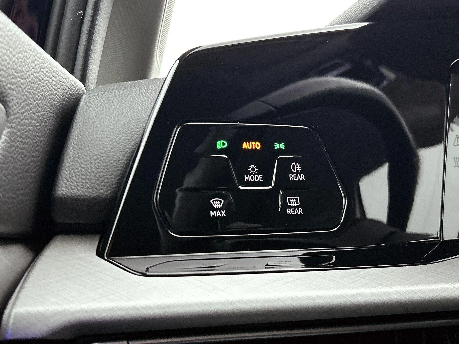 Volkswagen-Golf-image-23