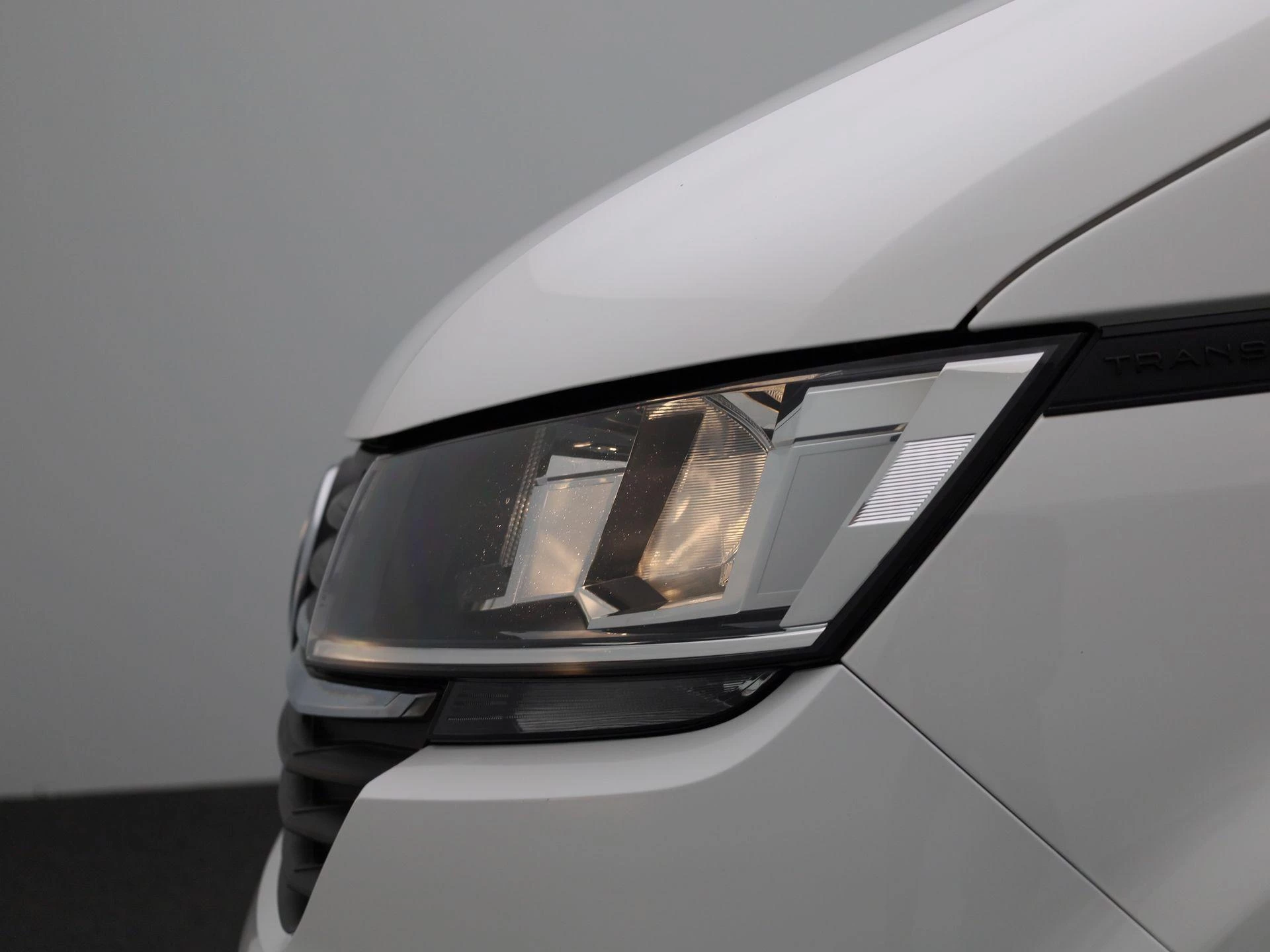 Volkswagen-Transporter-image-16