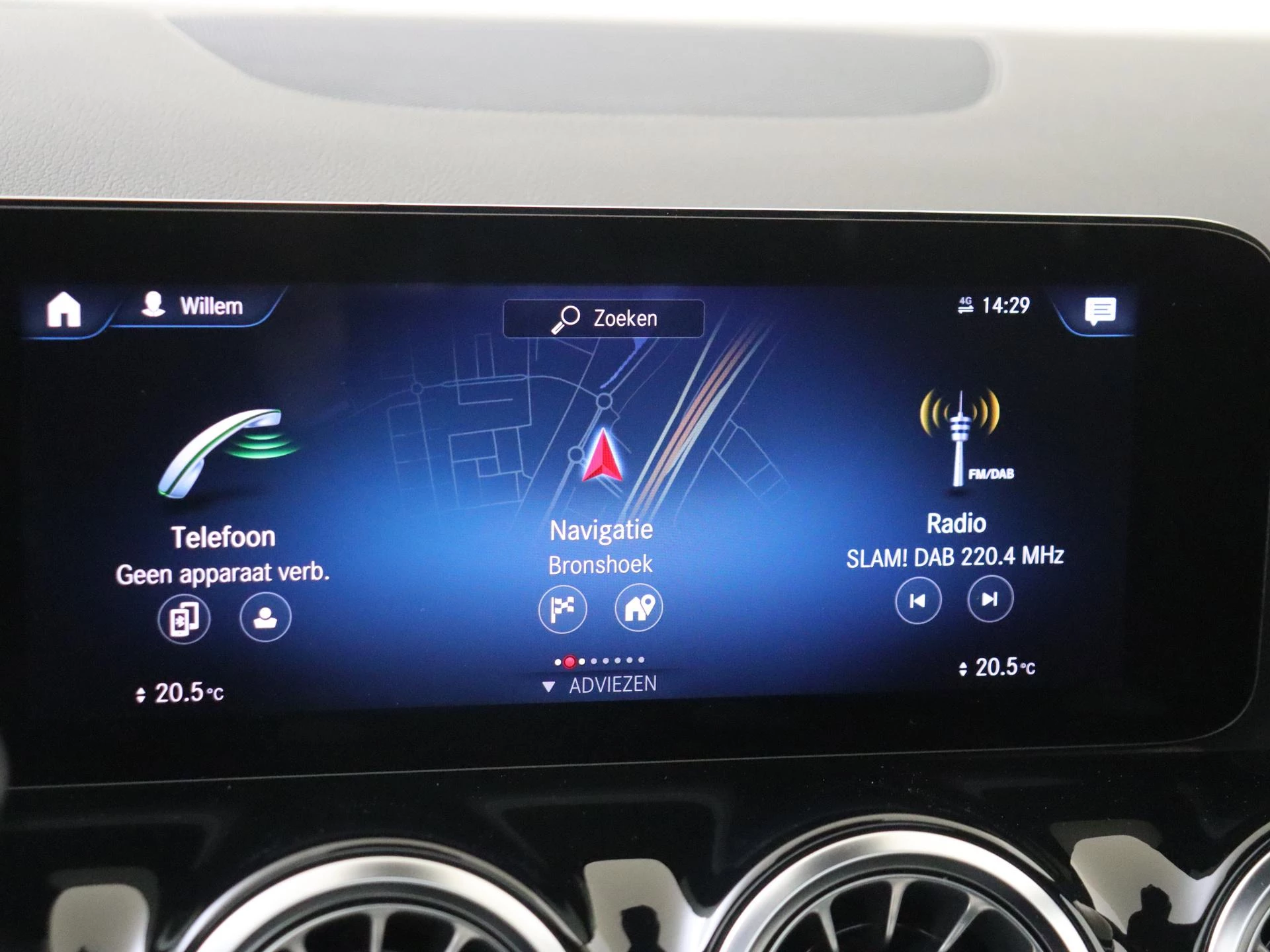 Mercedes-Benz-GLA-image-15