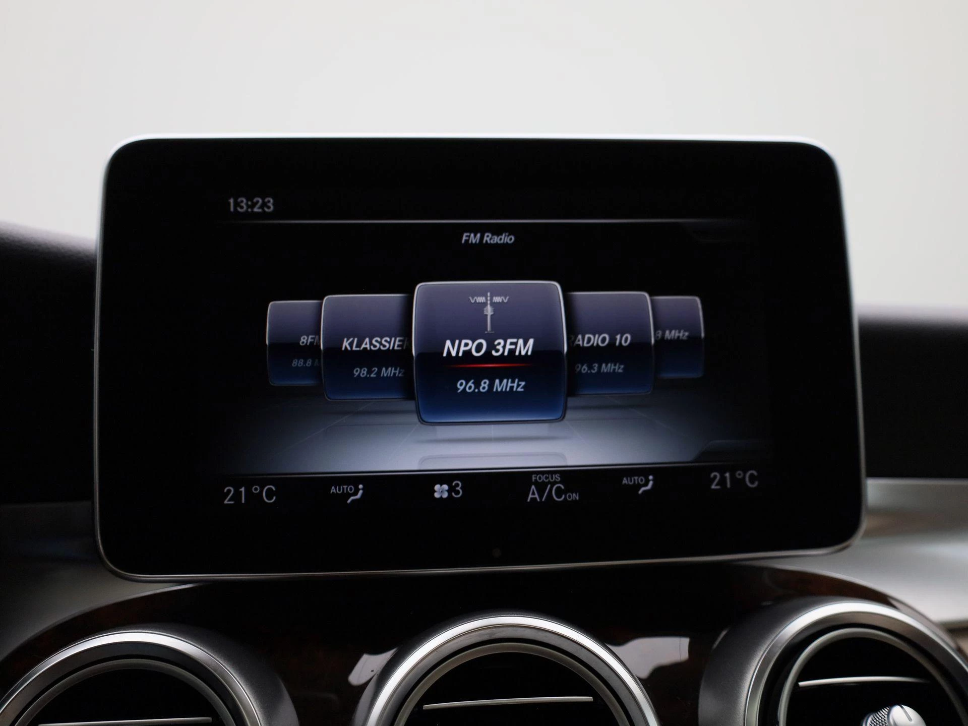 Mercedes-Benz-GLC-image-21