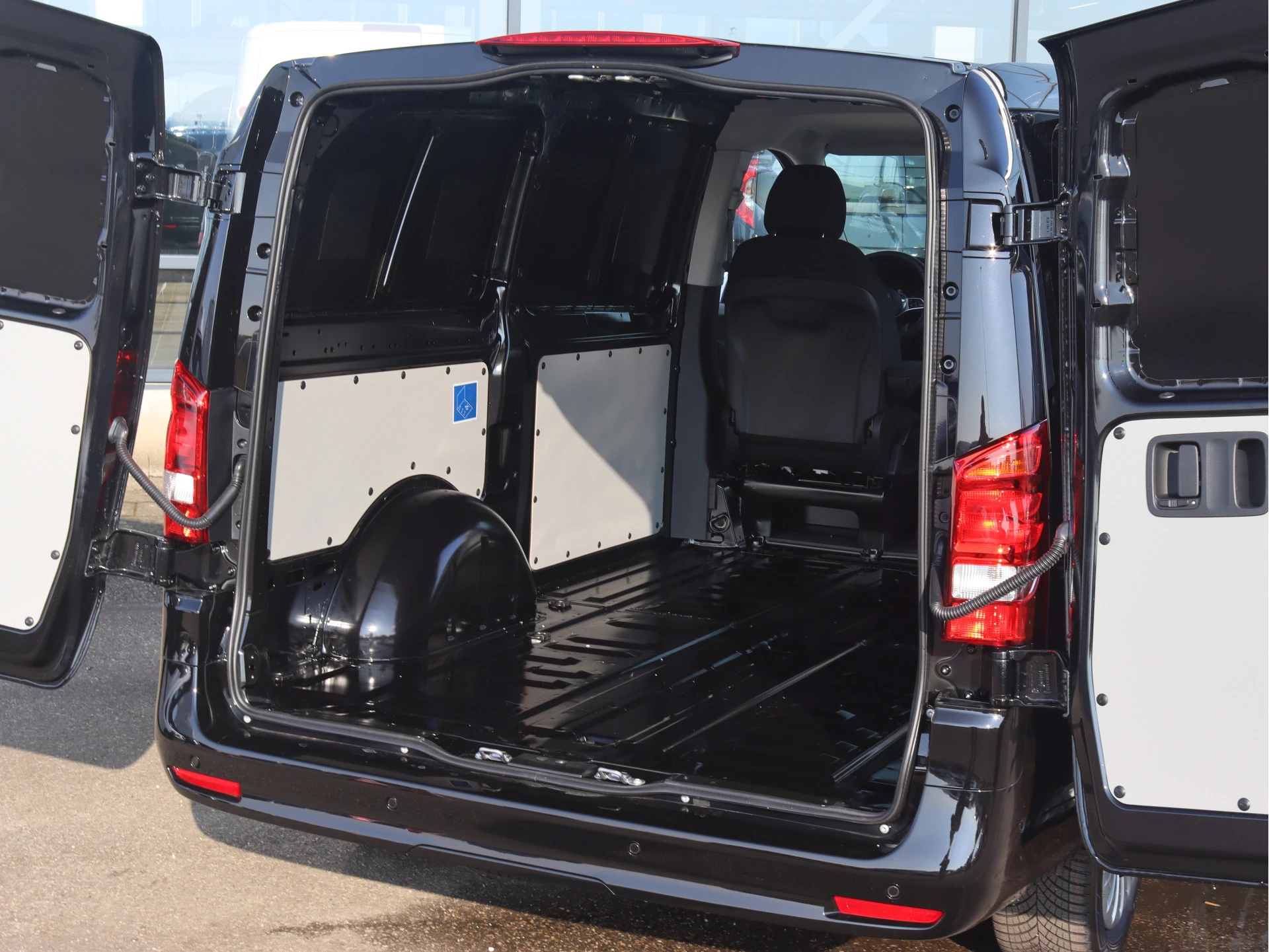 Mercedes-Benz-eVito-image-2