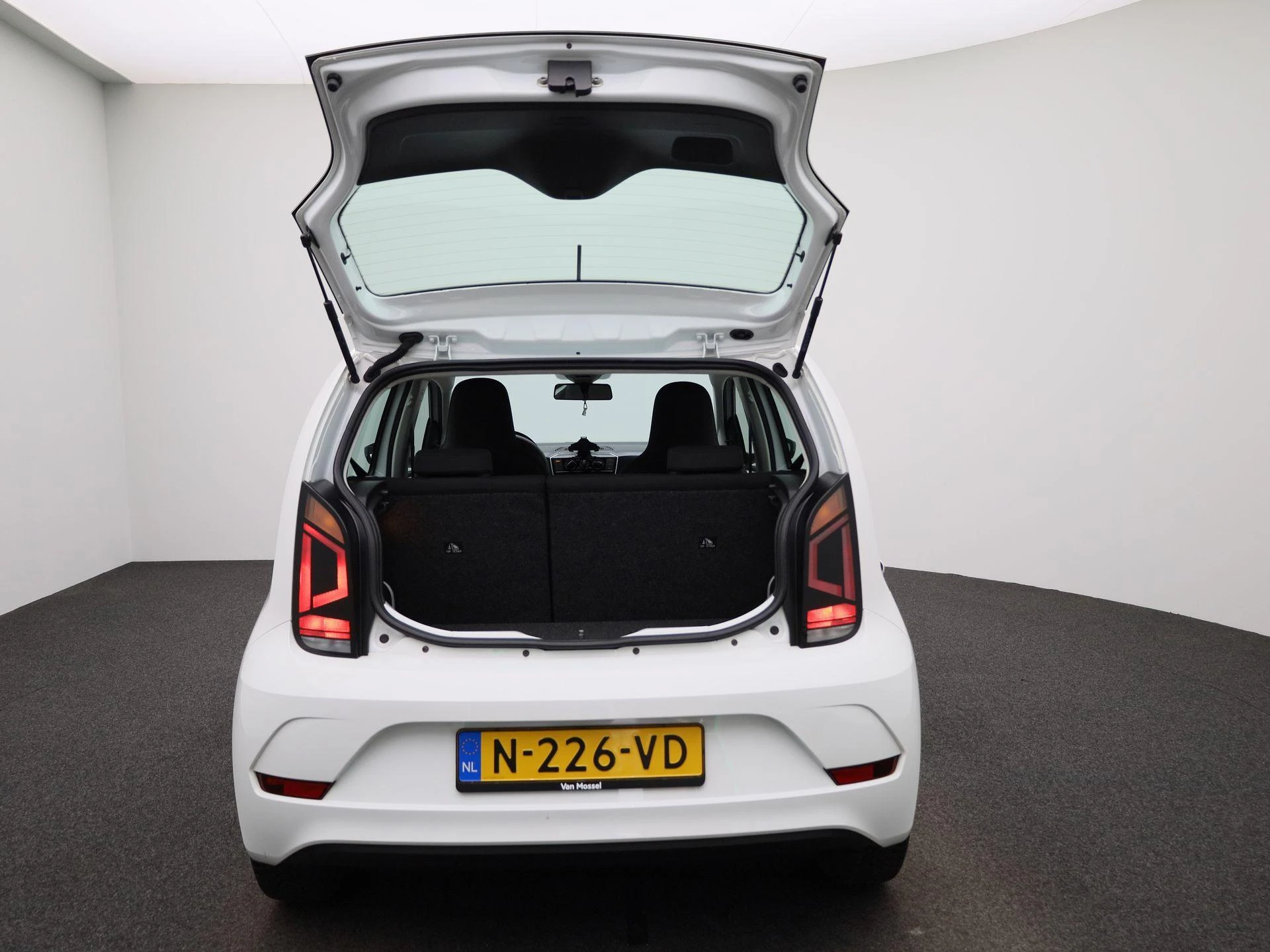 Volkswagen-up!-image-10