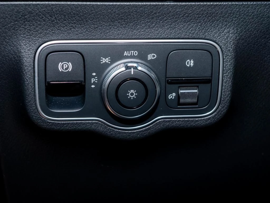 Mercedes-Benz-GLA 200 d-image-14