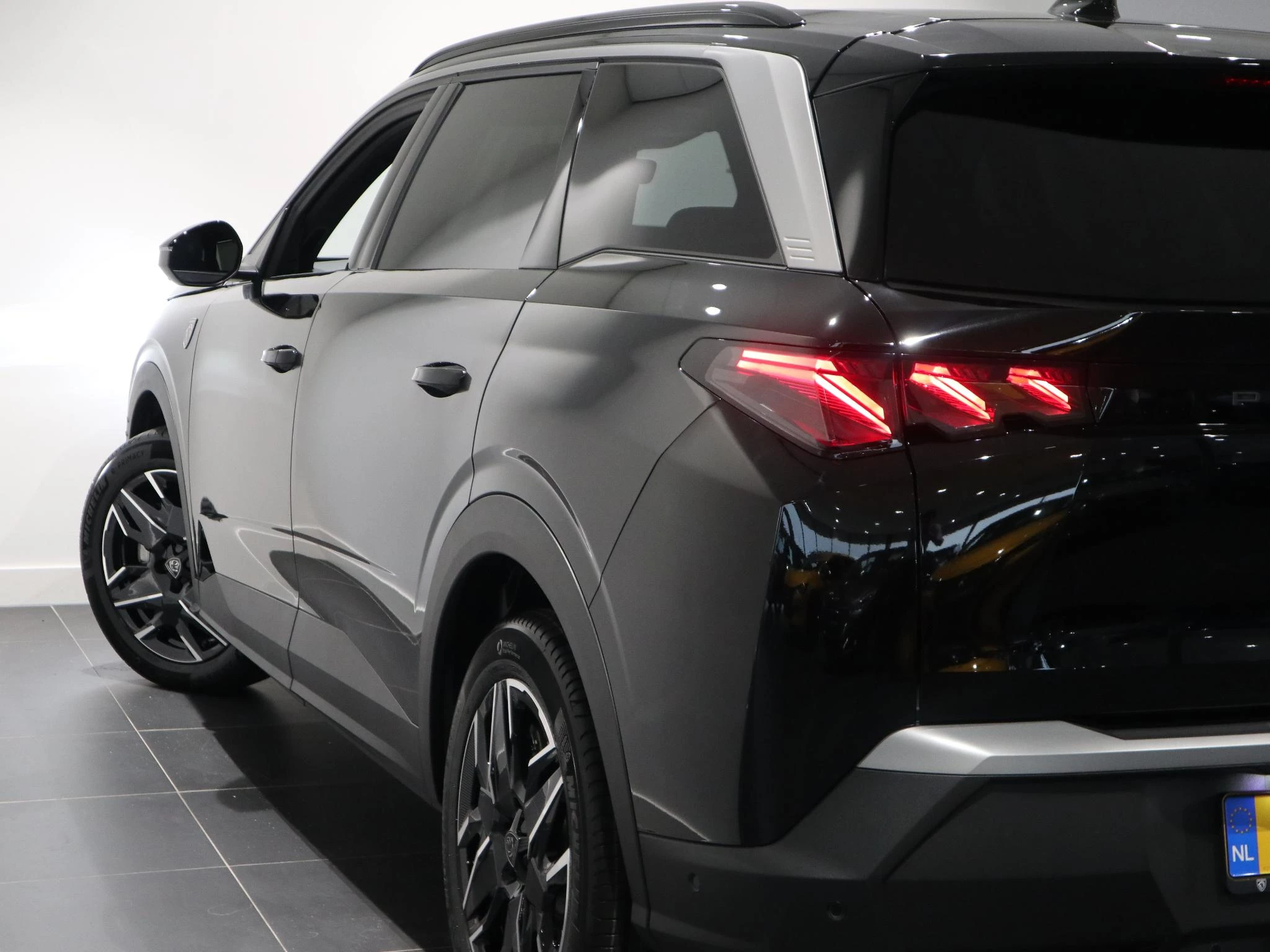 Peugeot-e-5008-image-12